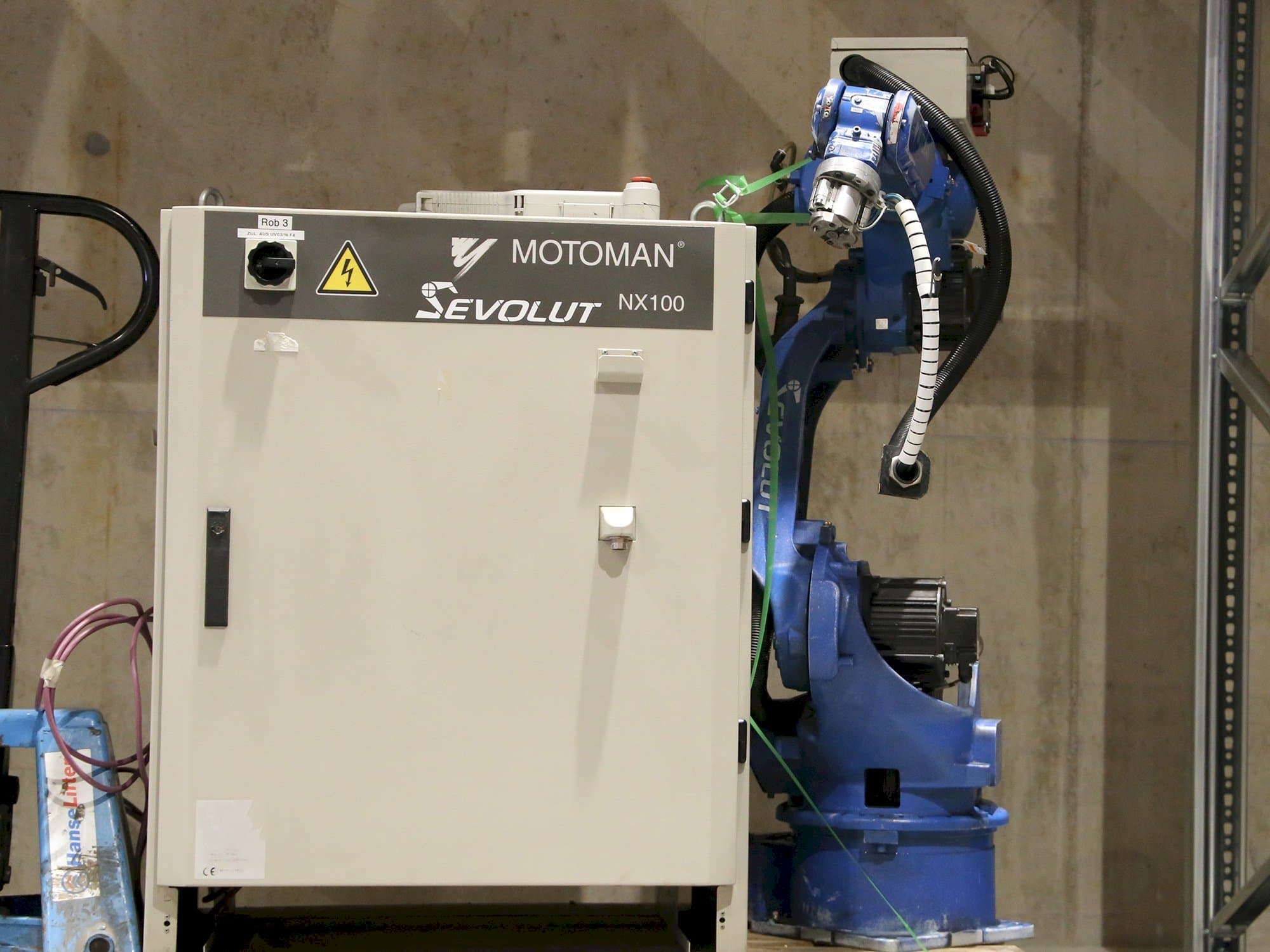 Front view of Yaskawa Motoman HP6  machine