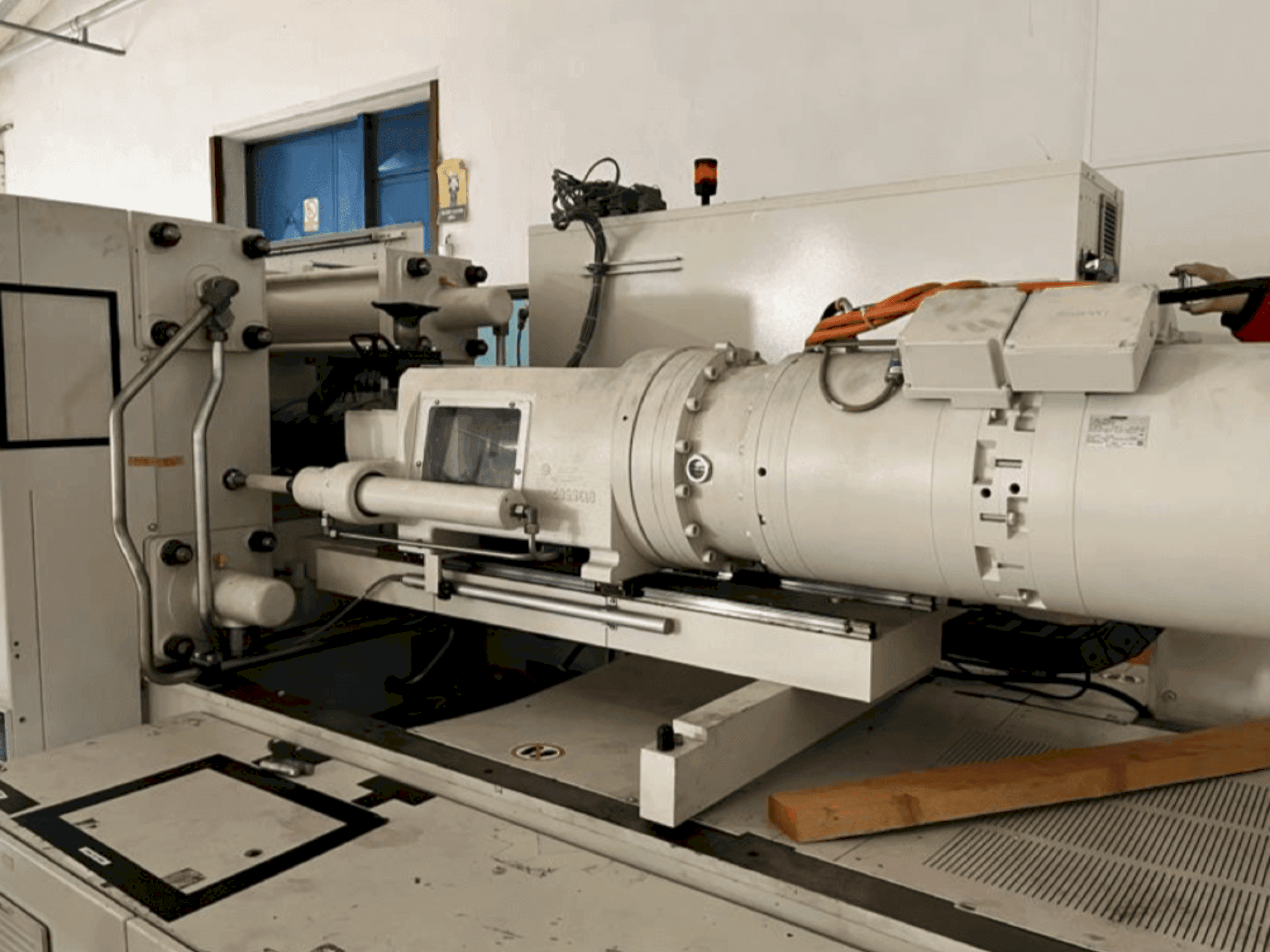 Front view of Krauss Maffei 200-750 CX  machine