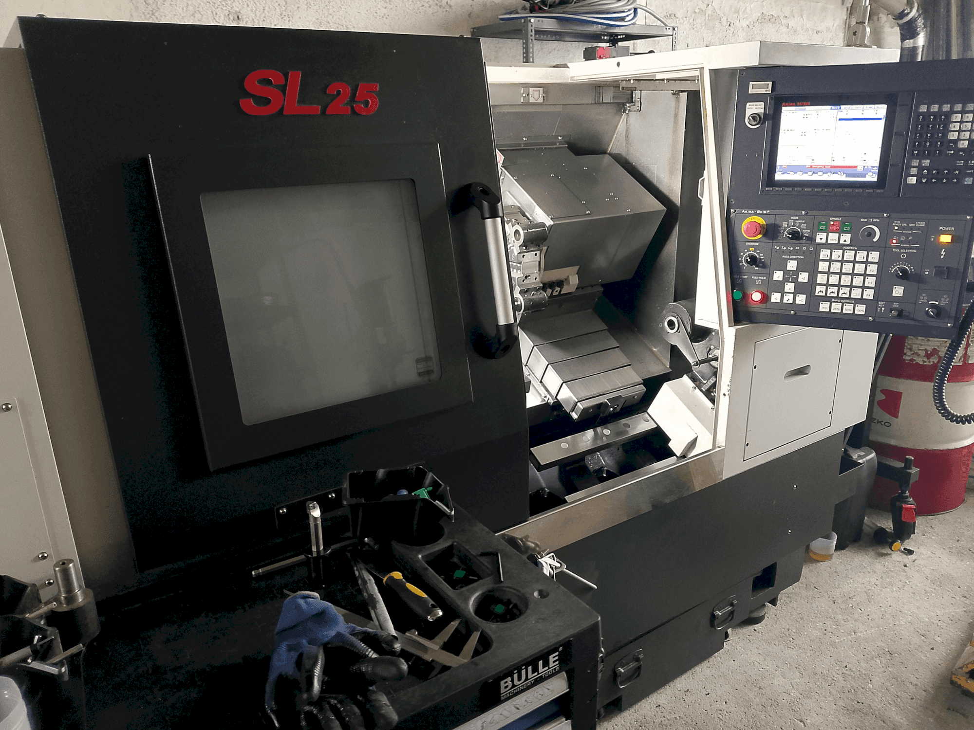 Front view of Akira Seiki SL 25  machine