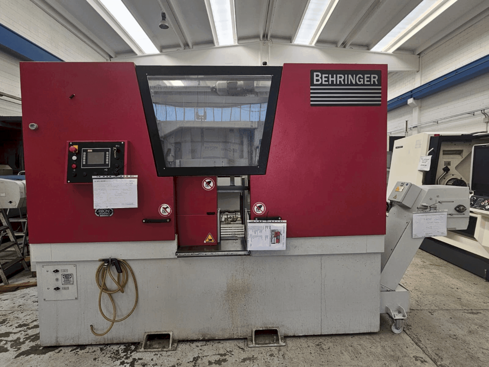 Front view of Behringer HBE 511 A  machine