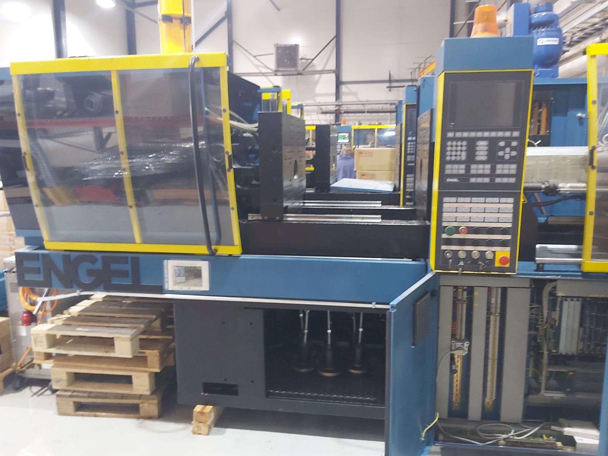 Front view of ENGEL ES 330/80 HL  machine