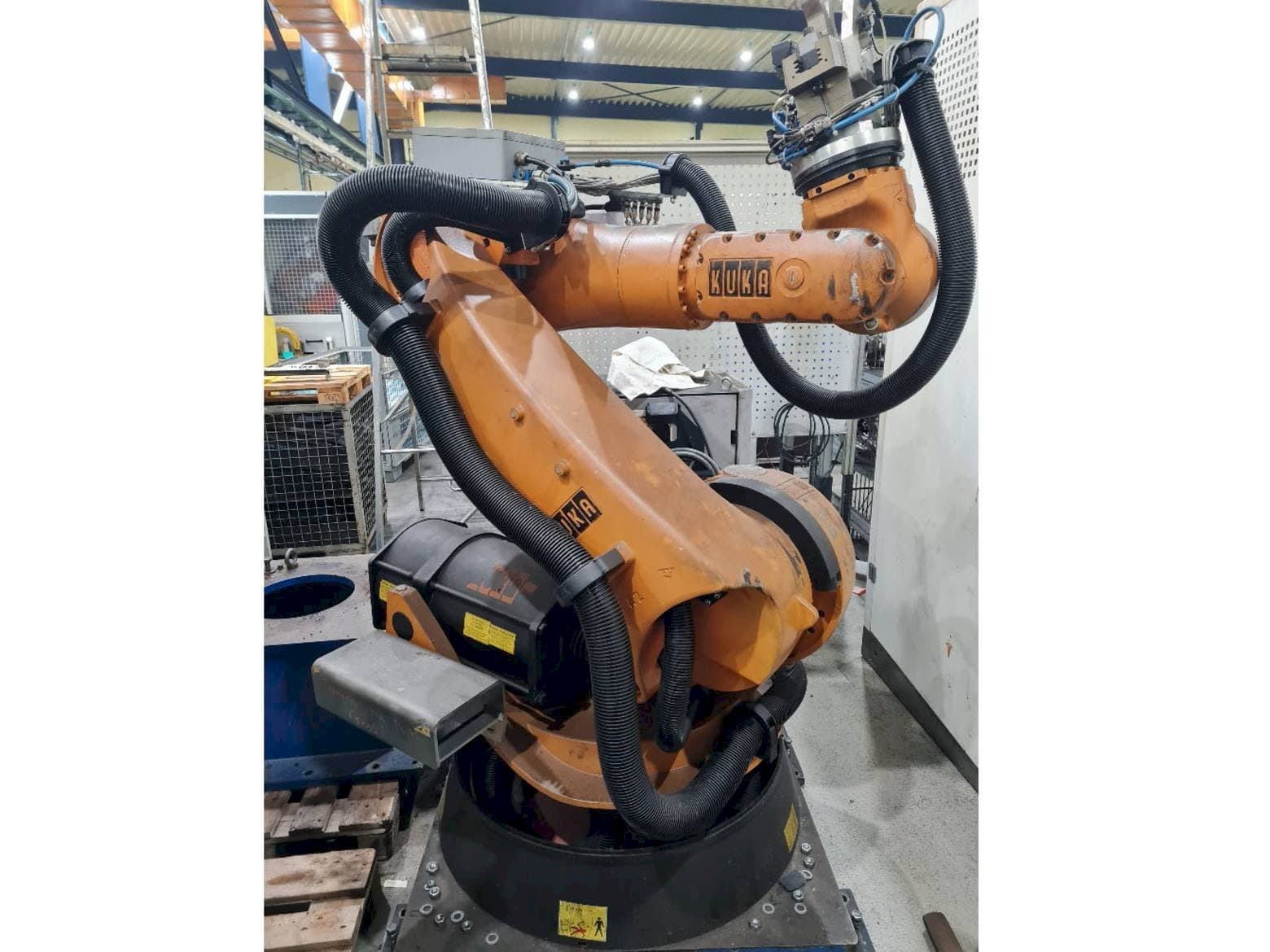 Front view of KUKA KR C2 KR100 comp  machine