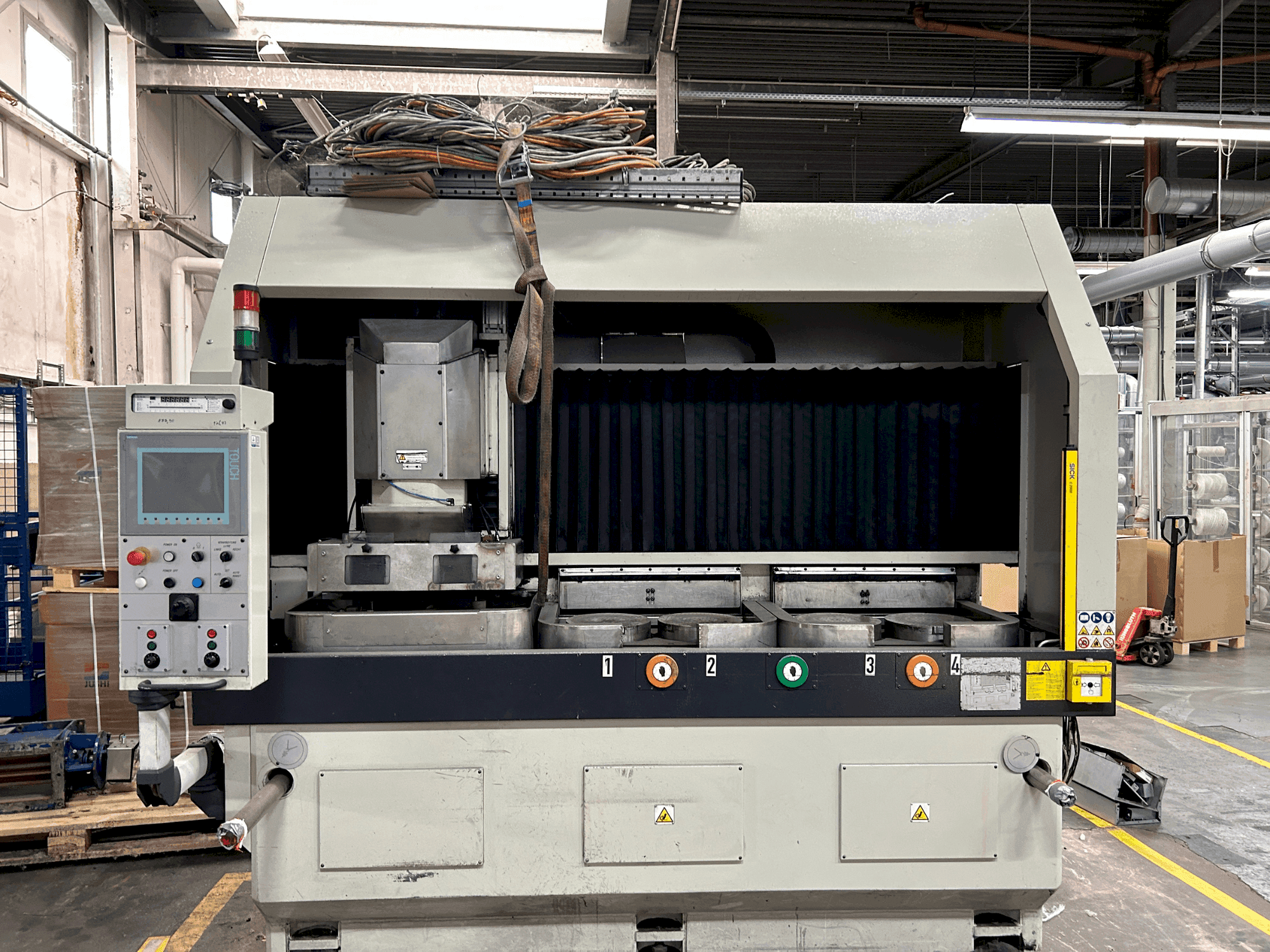 Front view of Lodi VHP 300 4T CN  machine