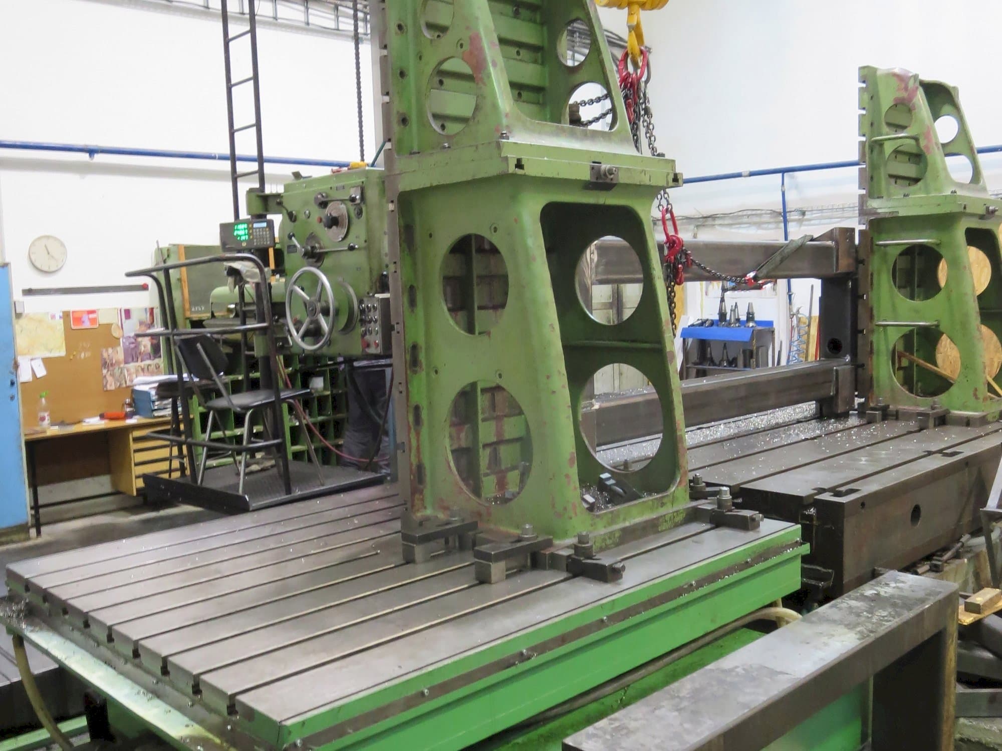 Front view of TOS HP 100  machine