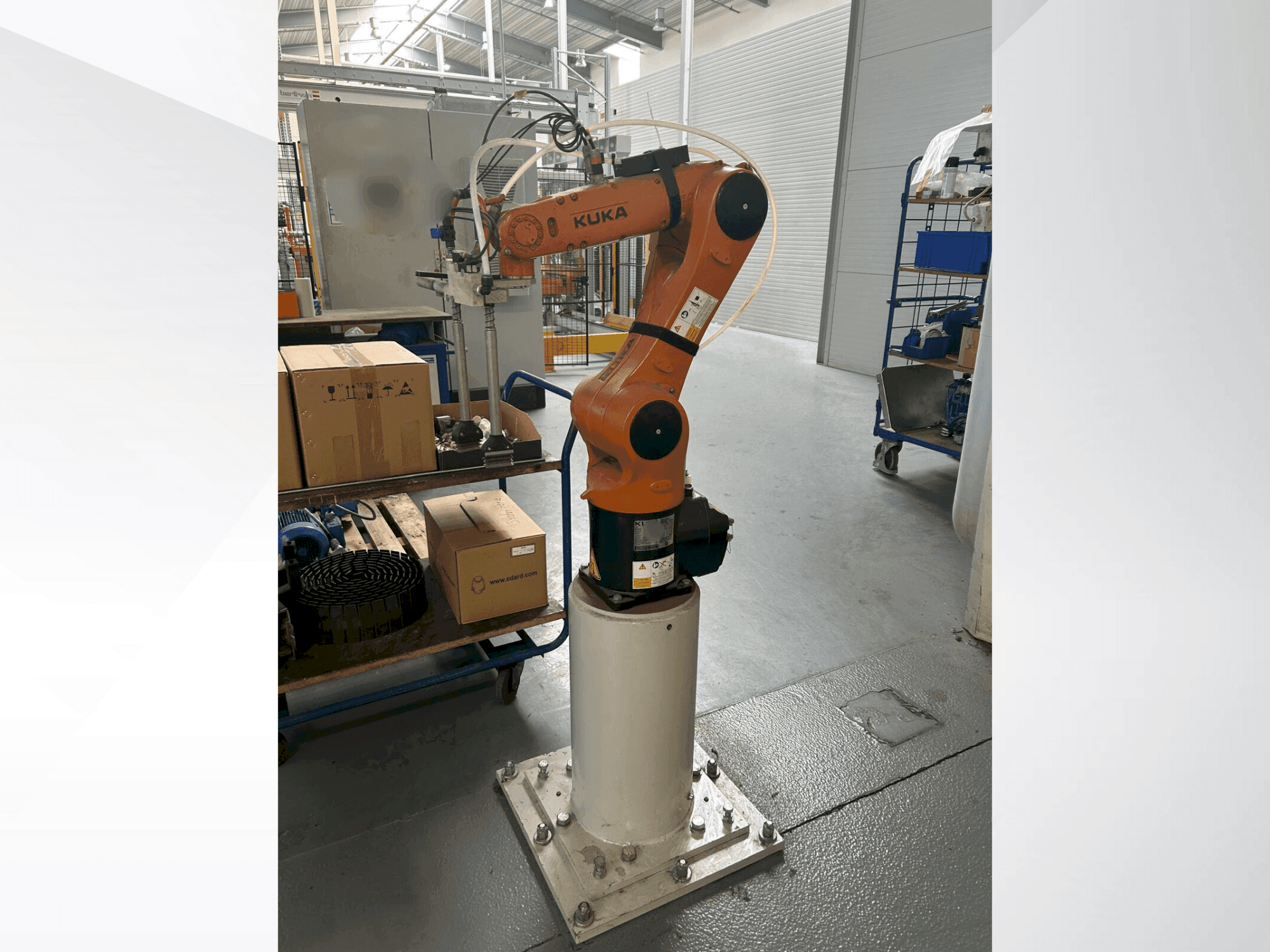 Front view of KUKA KR 6 R900 fivve  machine