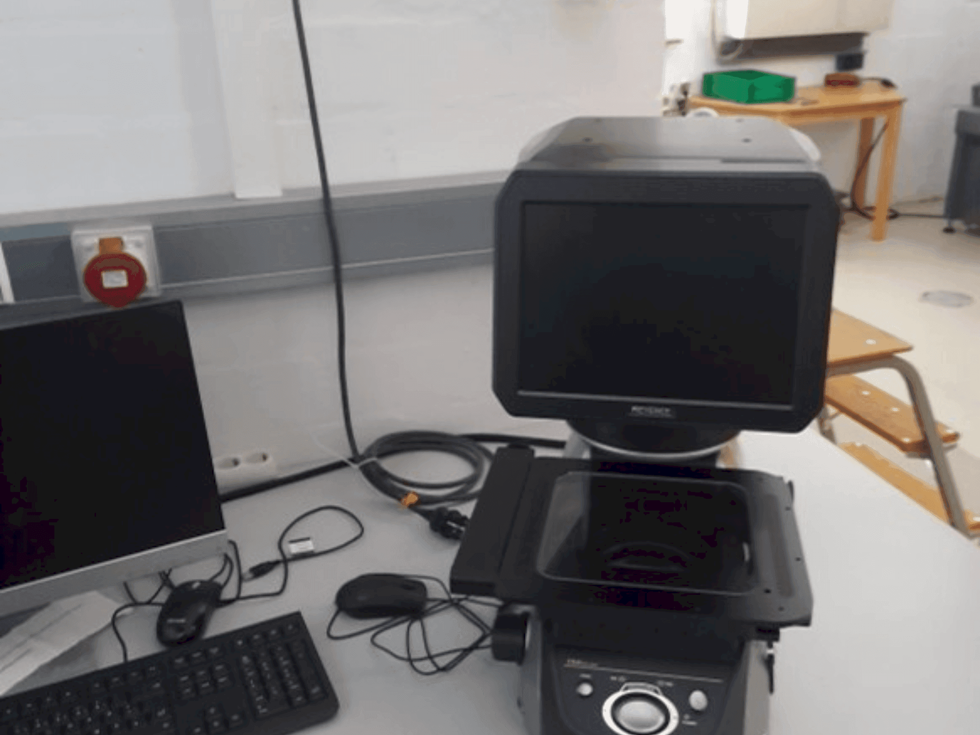 Front view of KEYENCE IM-7020  machine