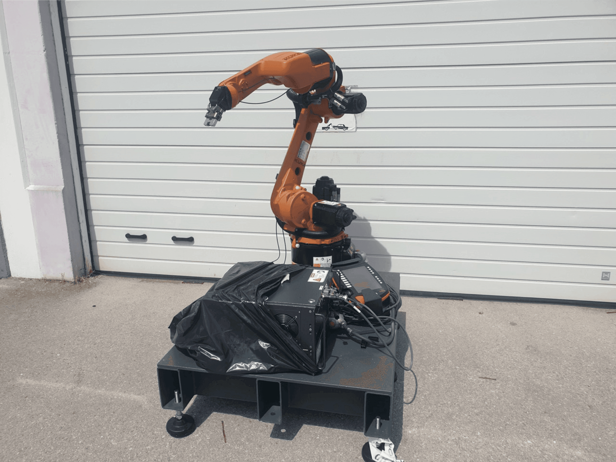 Front view of KUKA KR 8 R1420  machine