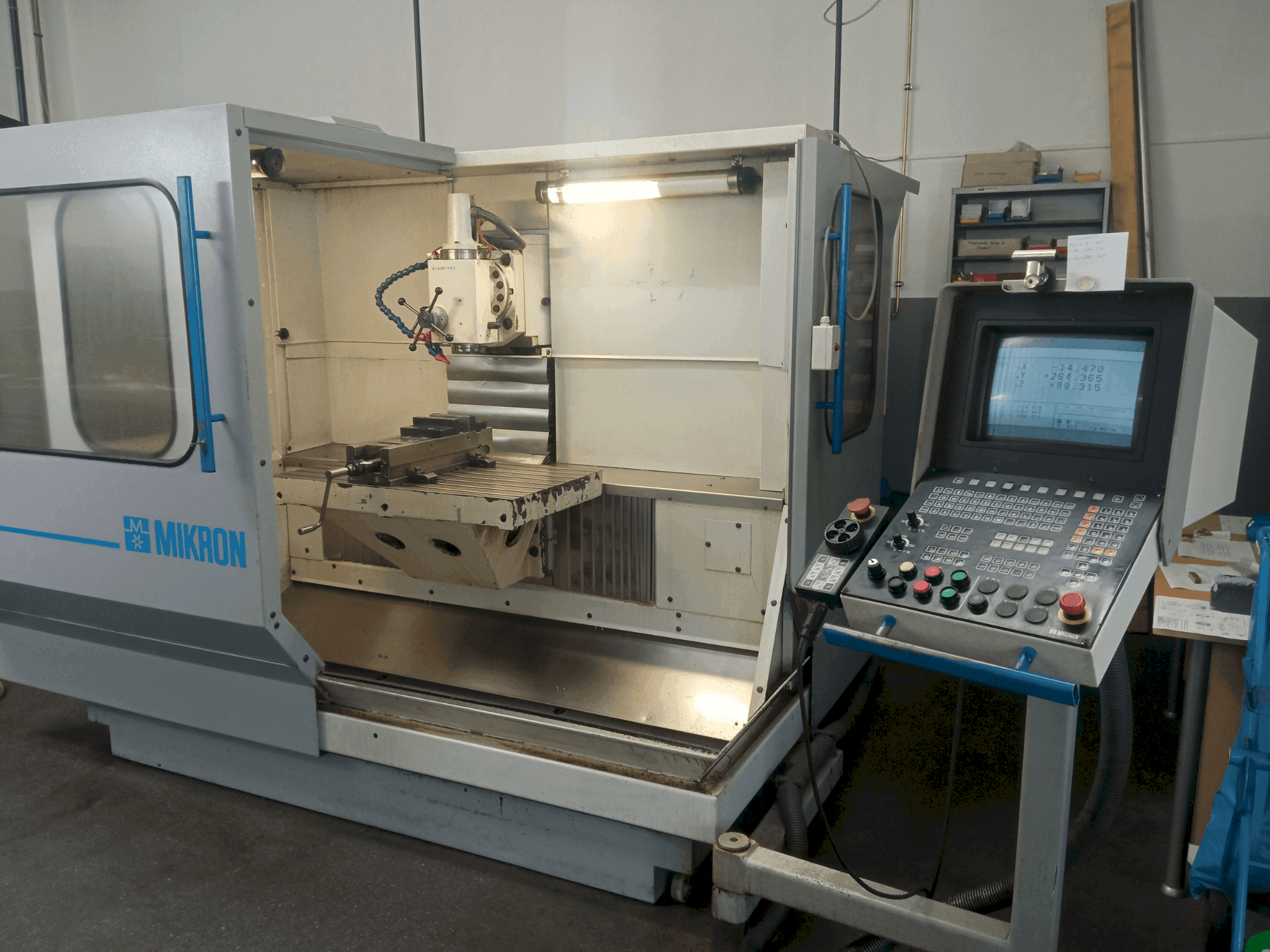 Front view of MIKRON UM 600  machine