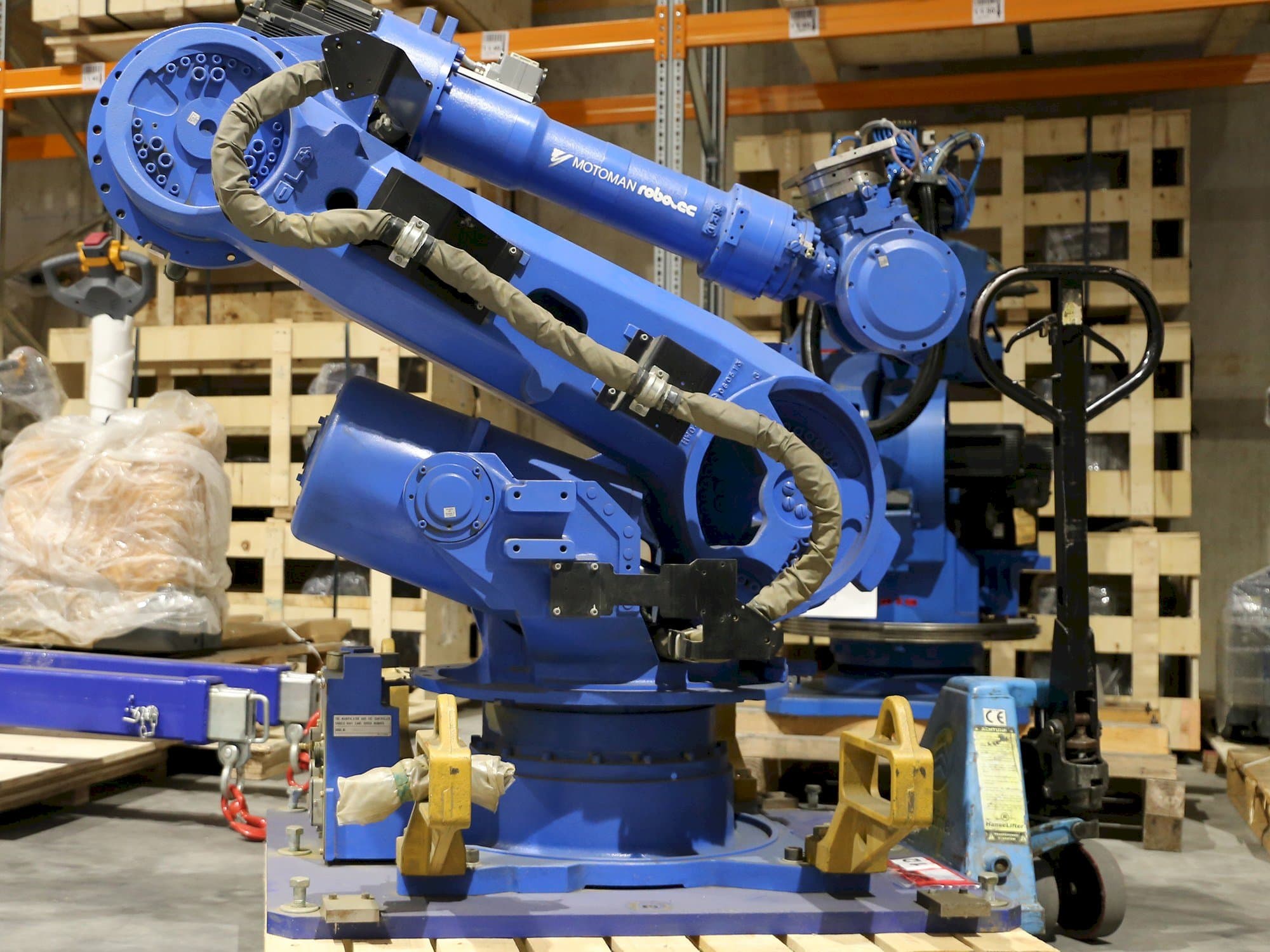 Left side view of Yaskawa Motoman ES165  machine