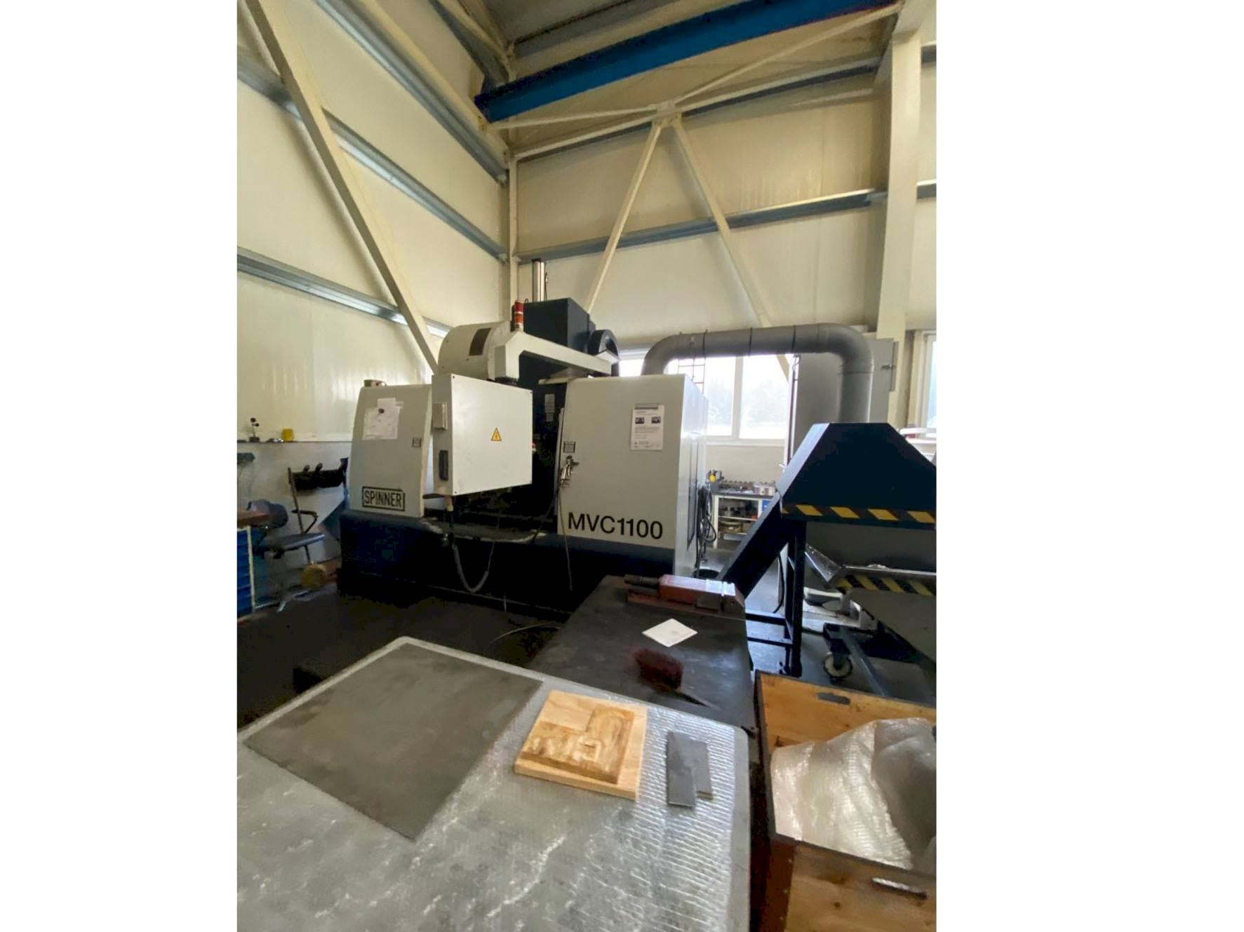 Front view of SPINNER MVC 1100 B  machine