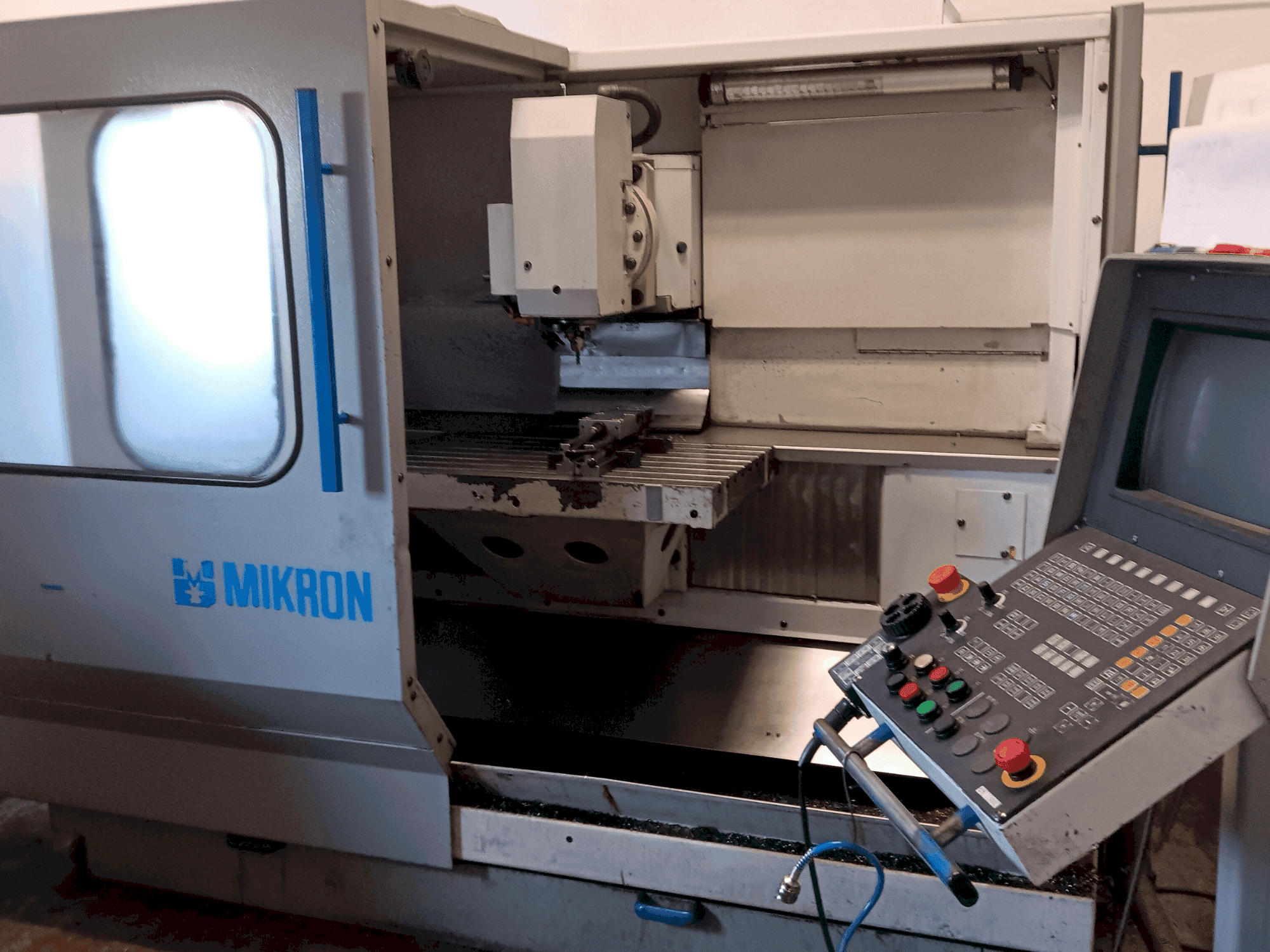Front view of MIKRON UM 600  machine