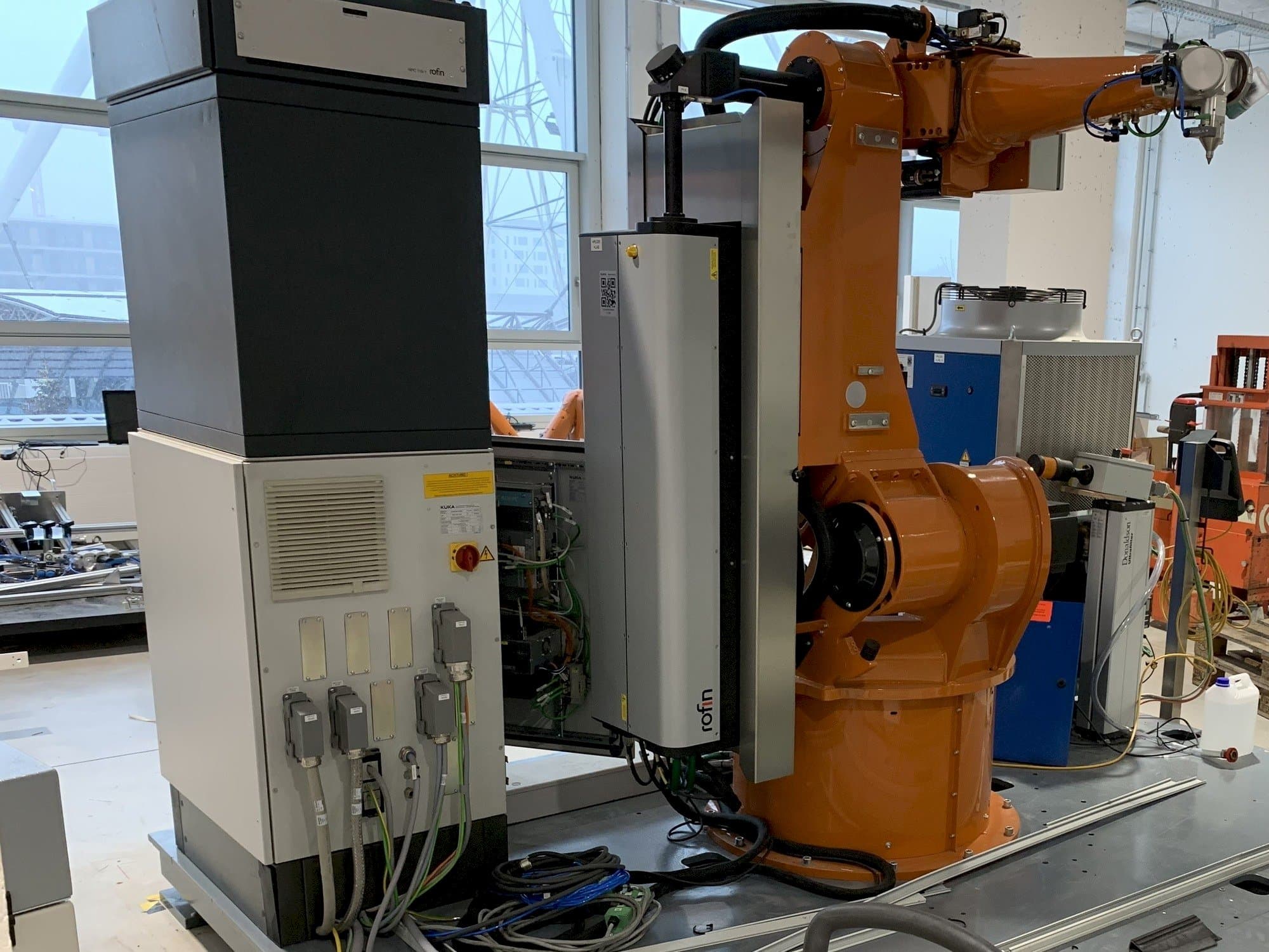 Front view of Reis Robotics Laserroboter RV6L  machine