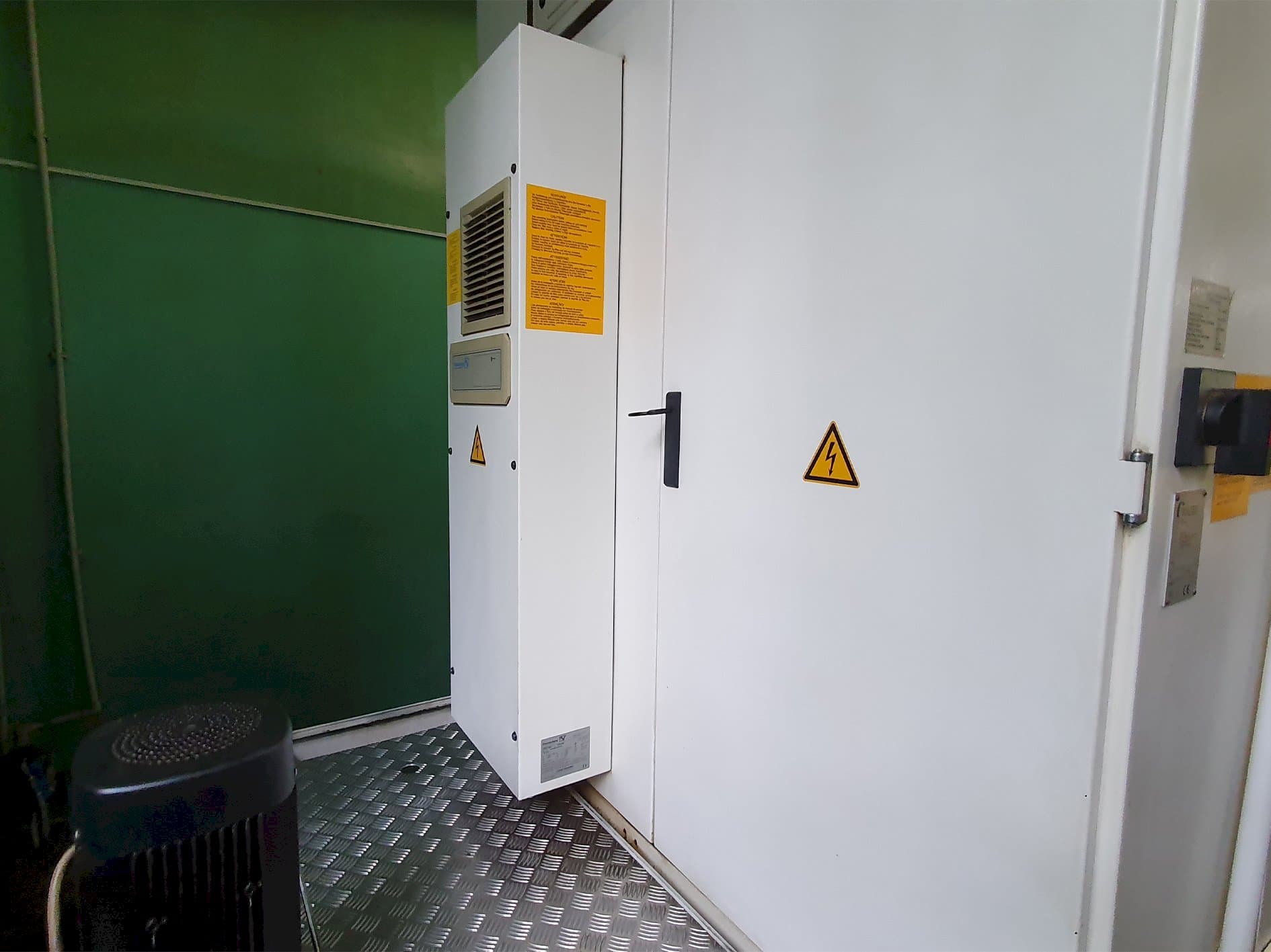 Back view of Walter Helitronic Power  machine