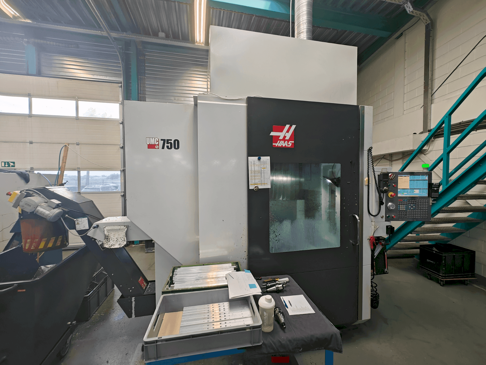 Front view of HAAS UMC-750  machine