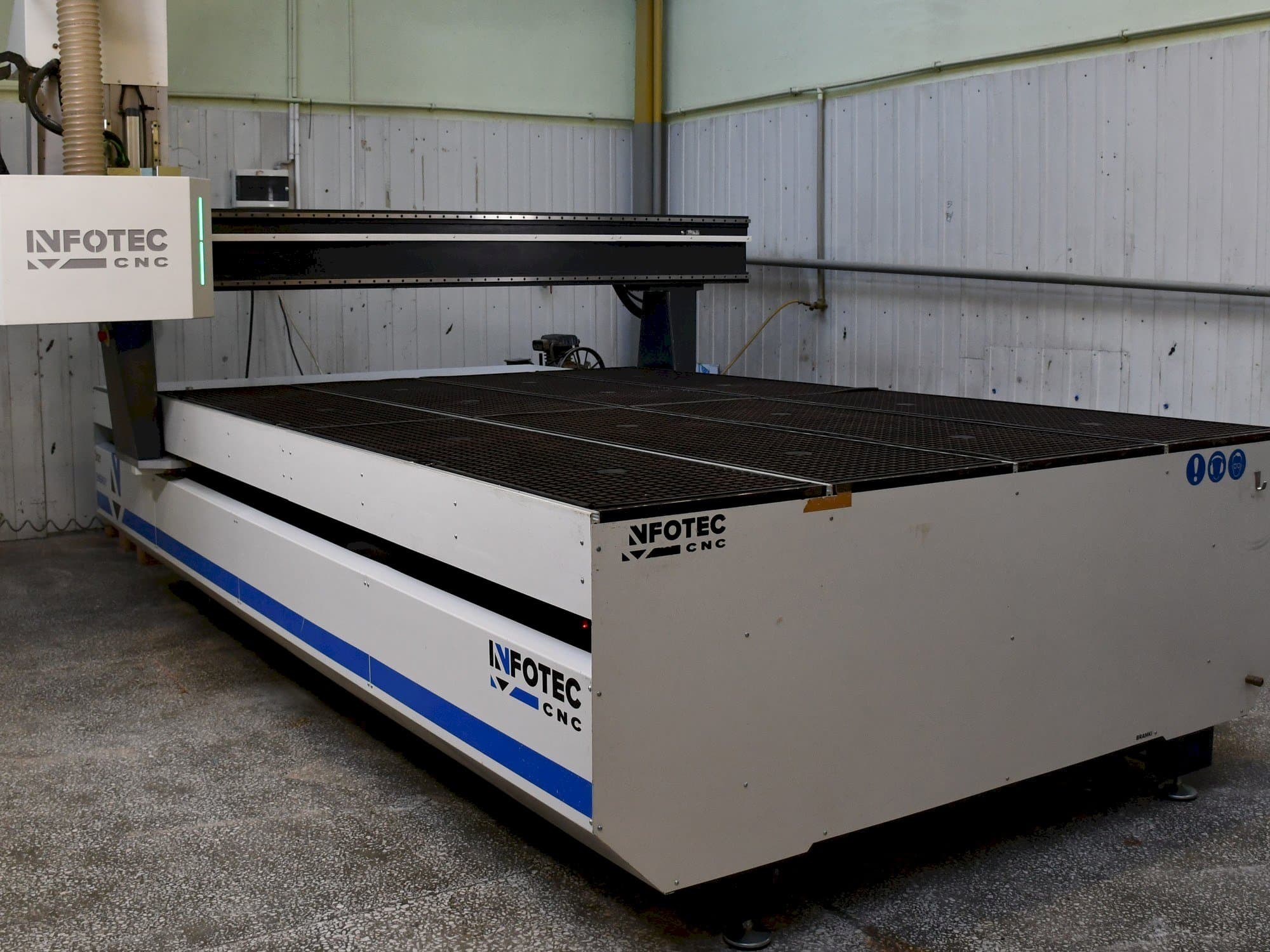 Front view of INFOTEC 3121 E  machine