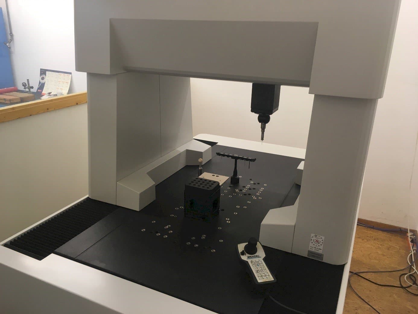 Front view of EROWA PreSet Qi  machine