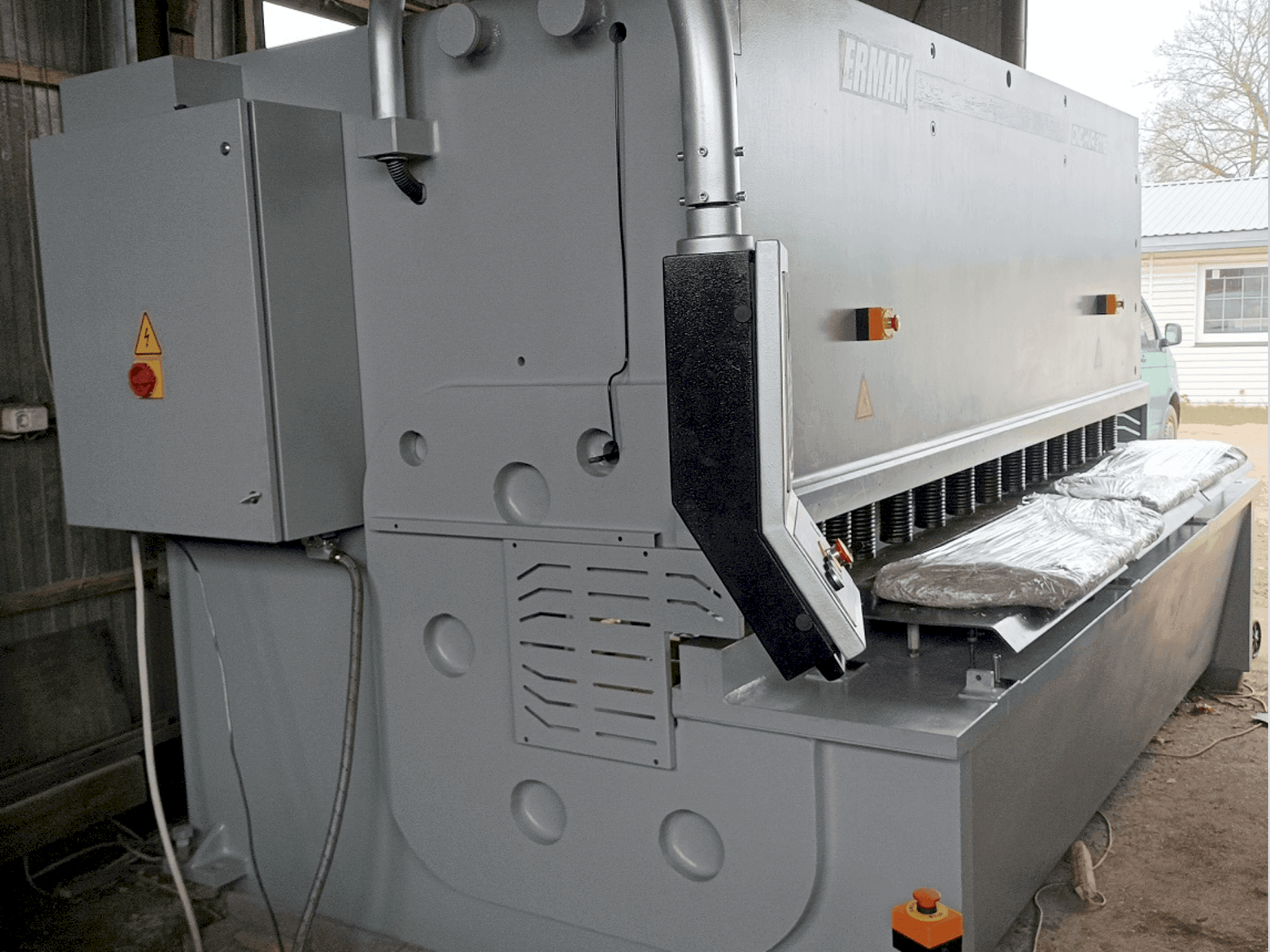 Front view of ERMAKSAN HVR 3100-16  machine