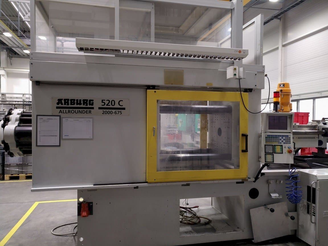 Front view of Arburg 520 C 2000–675 machine