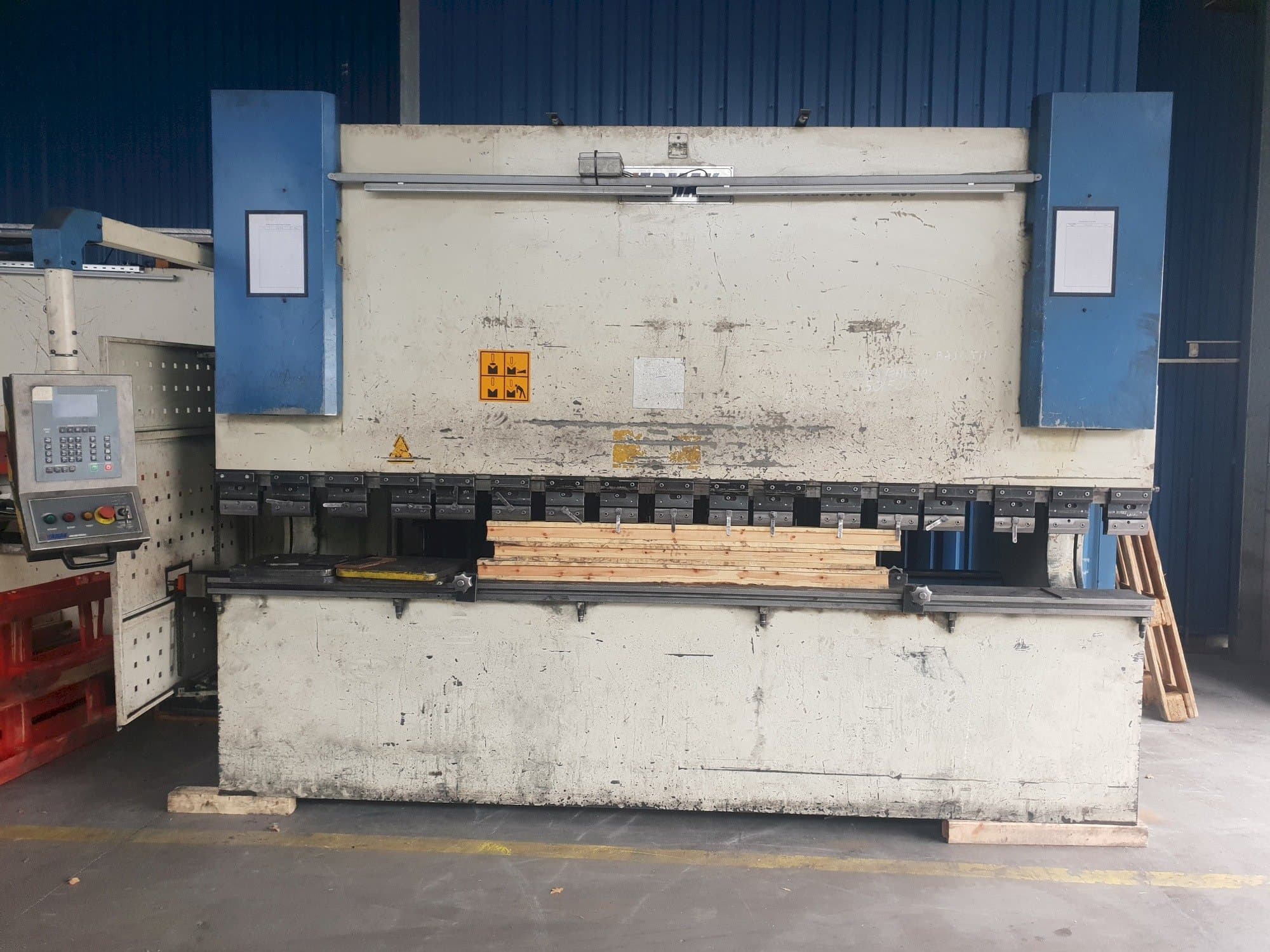 Front view of ERMAK CNCHAP 3600x200  machine