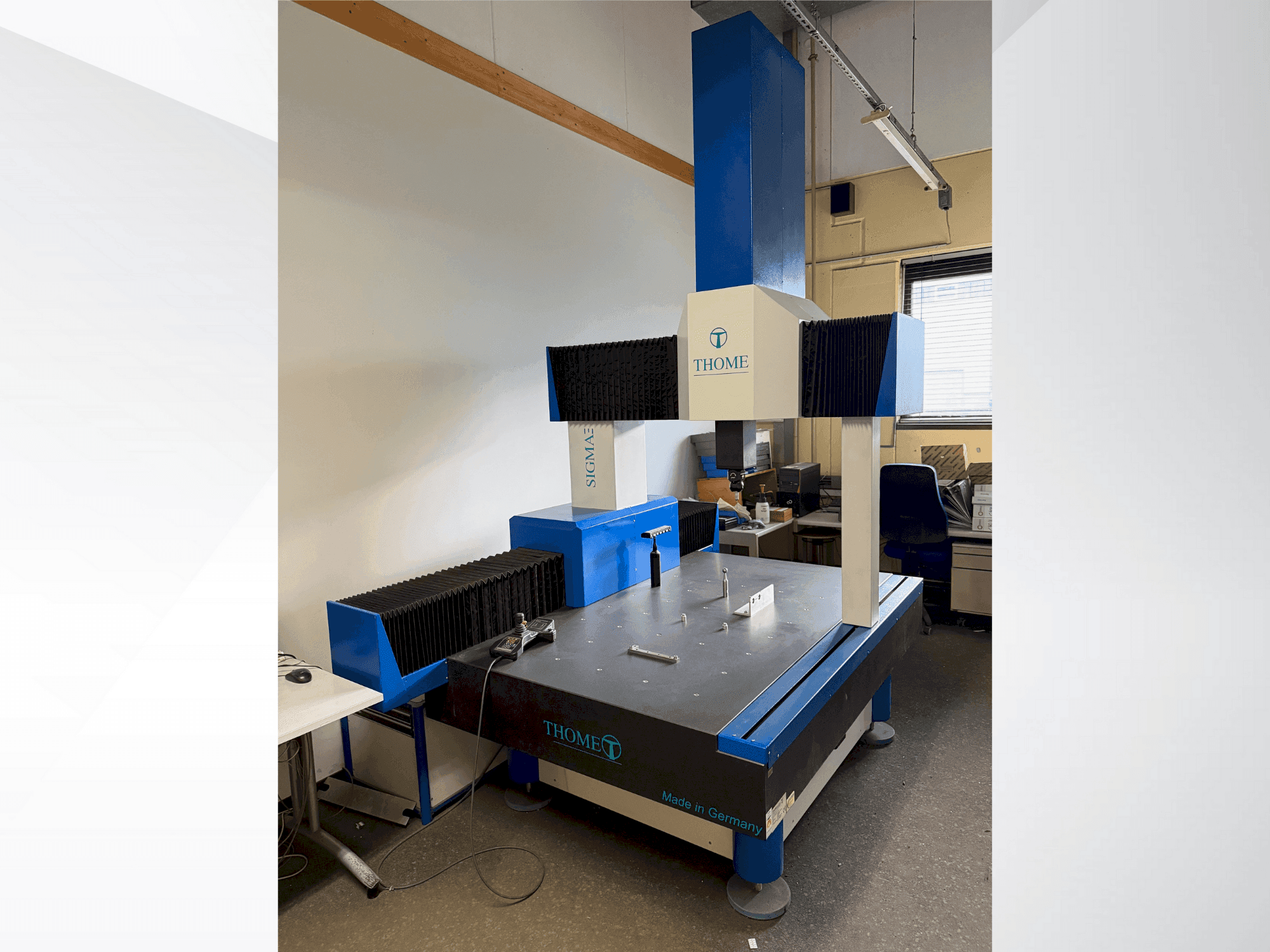 Front view of THOME Prazision 3D Sigma  machine