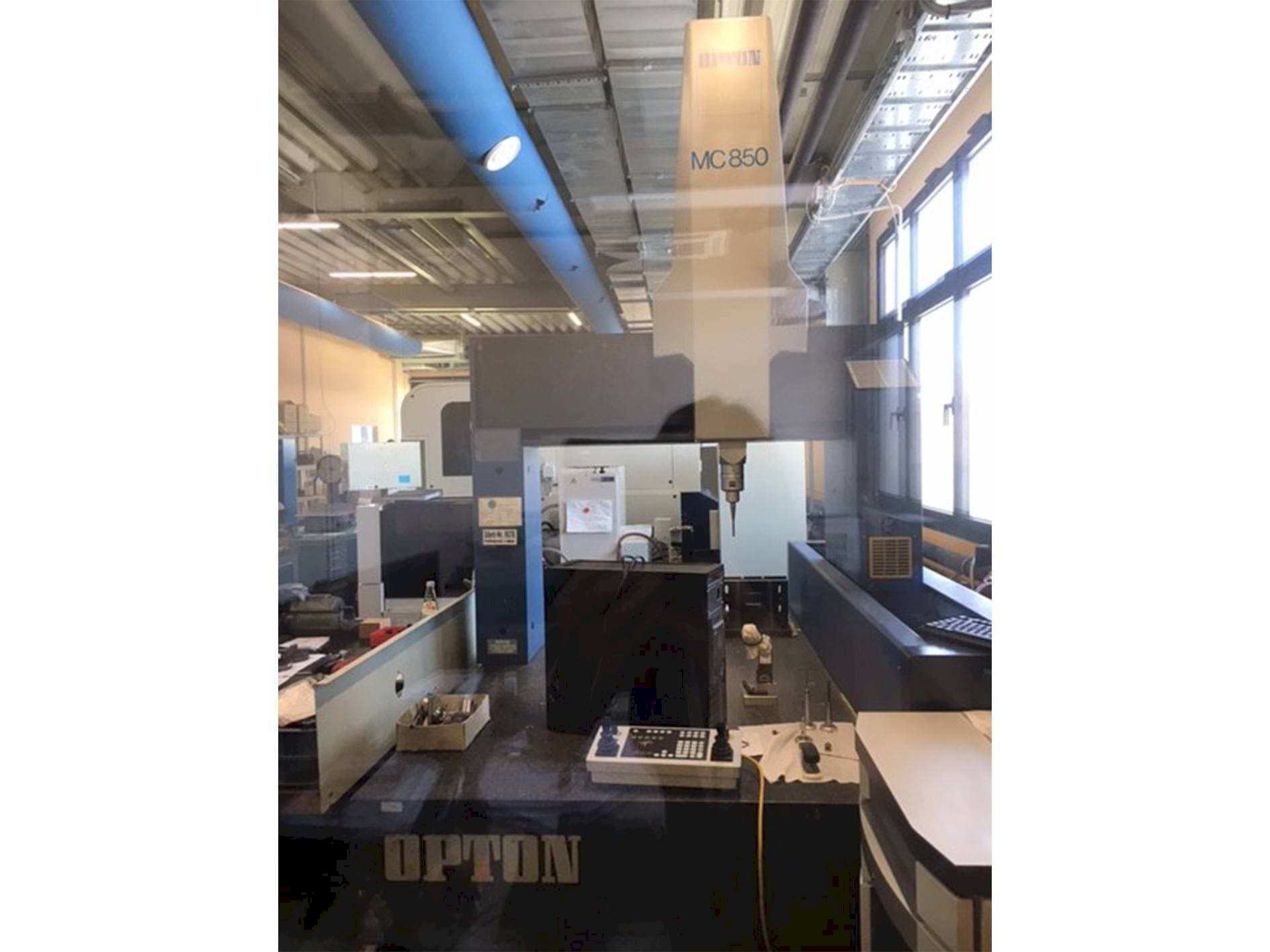 Front view of ZEISS Opton MC 850  machine