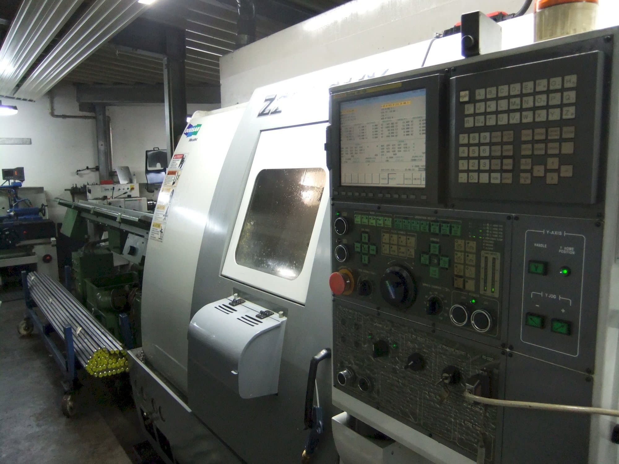 Right view of Doosan Z290 SMY  machine