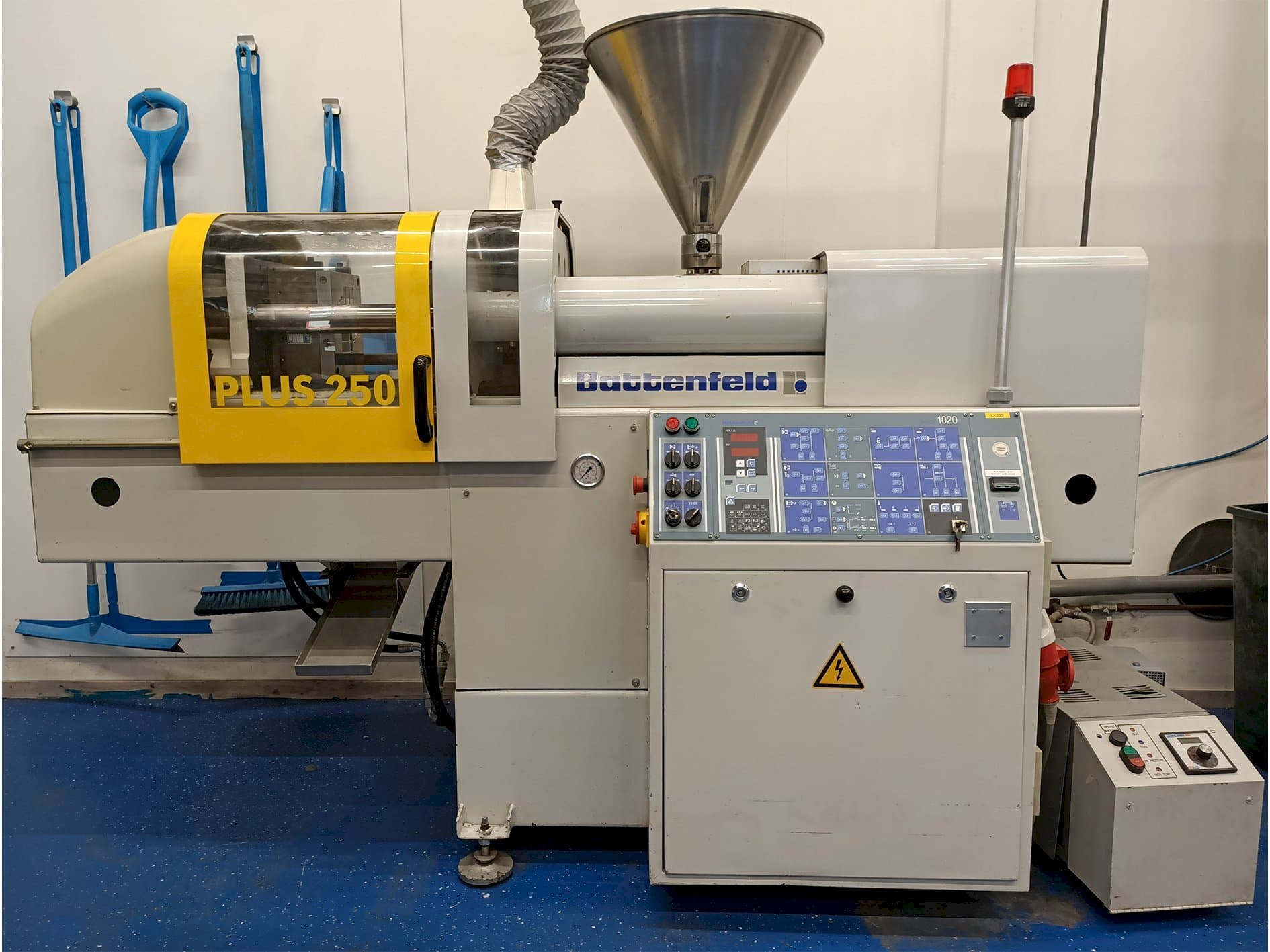 Front view of Battenfeld PLUS 250/50  machine