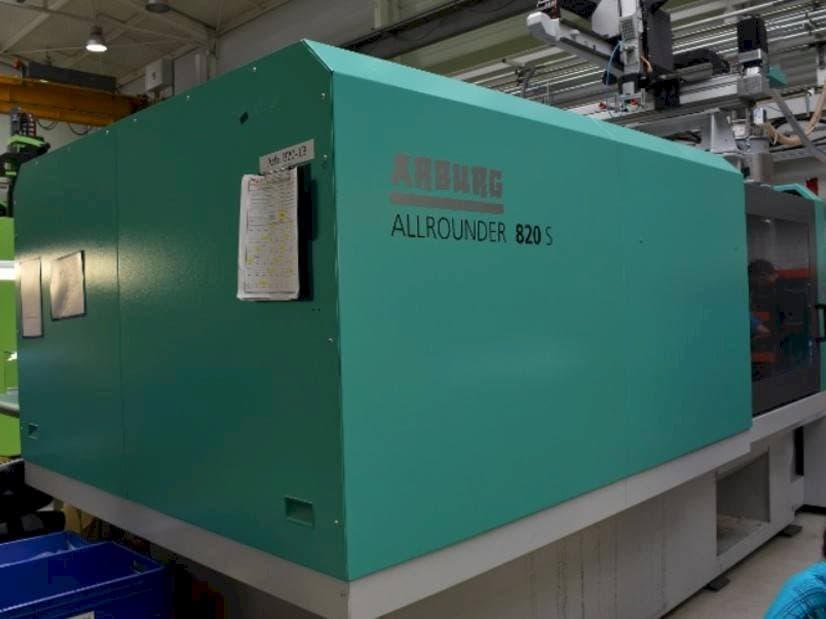 Front view of Arburg Allrounder 820 s 4000 - 800  machine