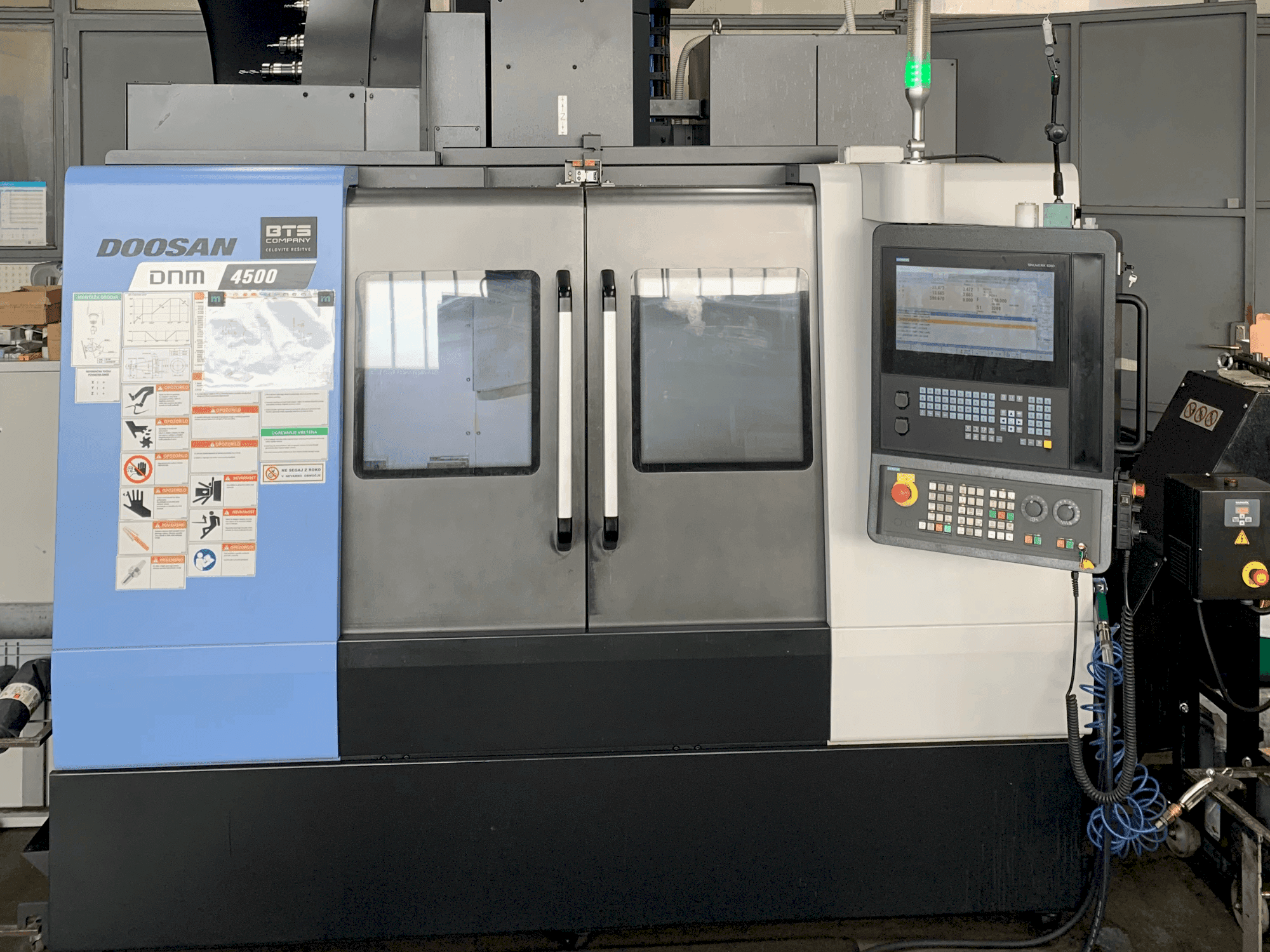 Front view of DOOSAN DNM 4500  machine