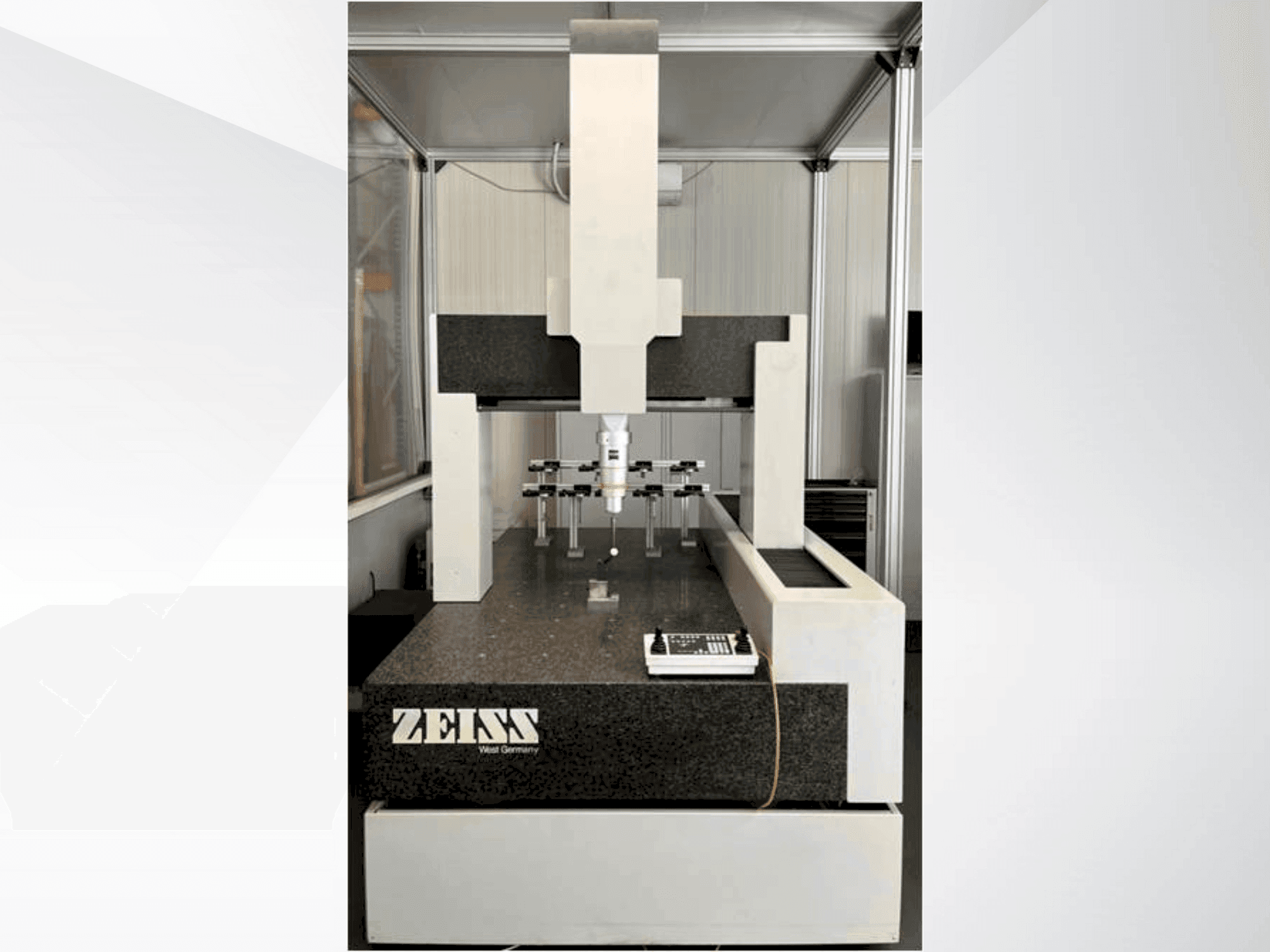 Front view of ZEISS UMC 850  machine