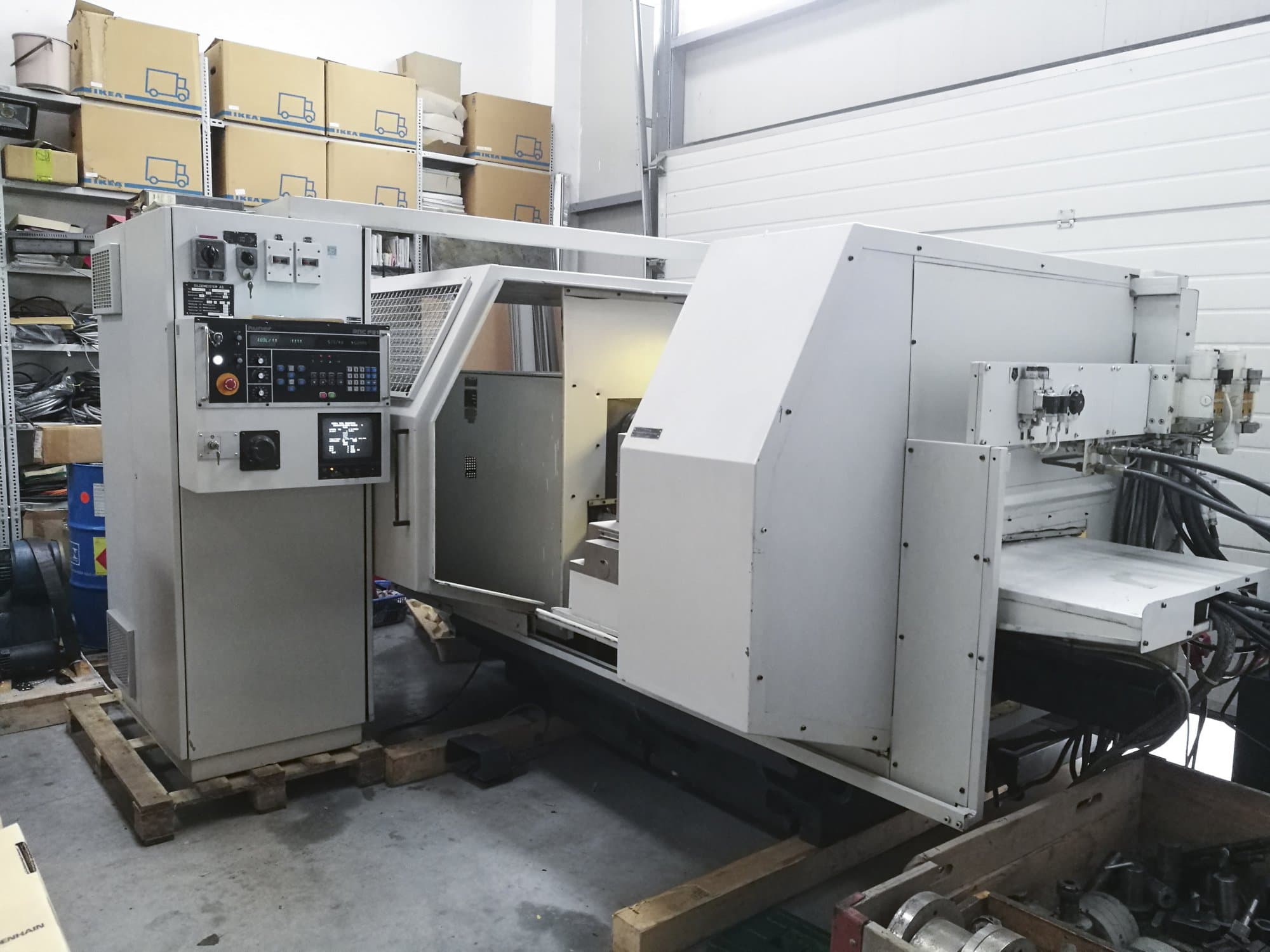Right view of Gildemeister RNF 40/200 Machine