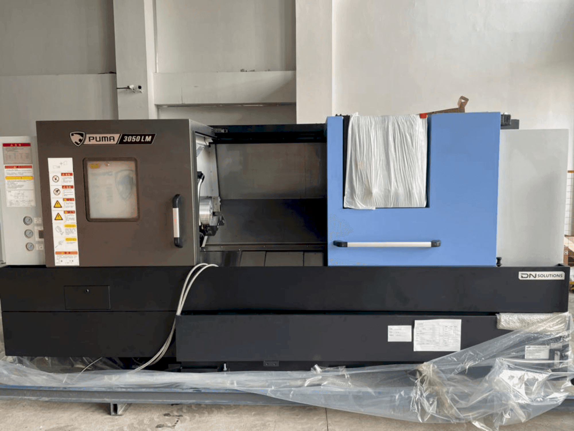 Front view of DOOSAN PUMA 3050 LM  machine