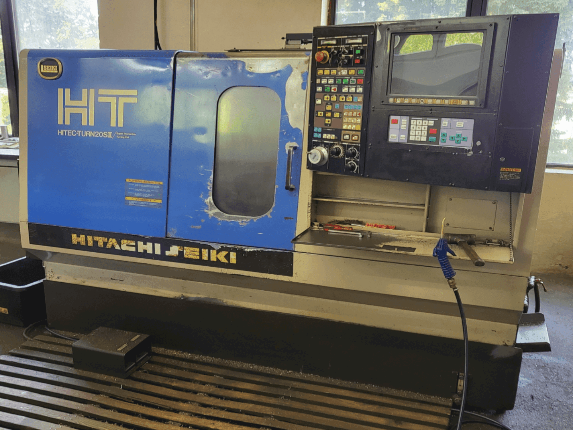 Front view of HITACHI SEIKI HT 20SII  machine