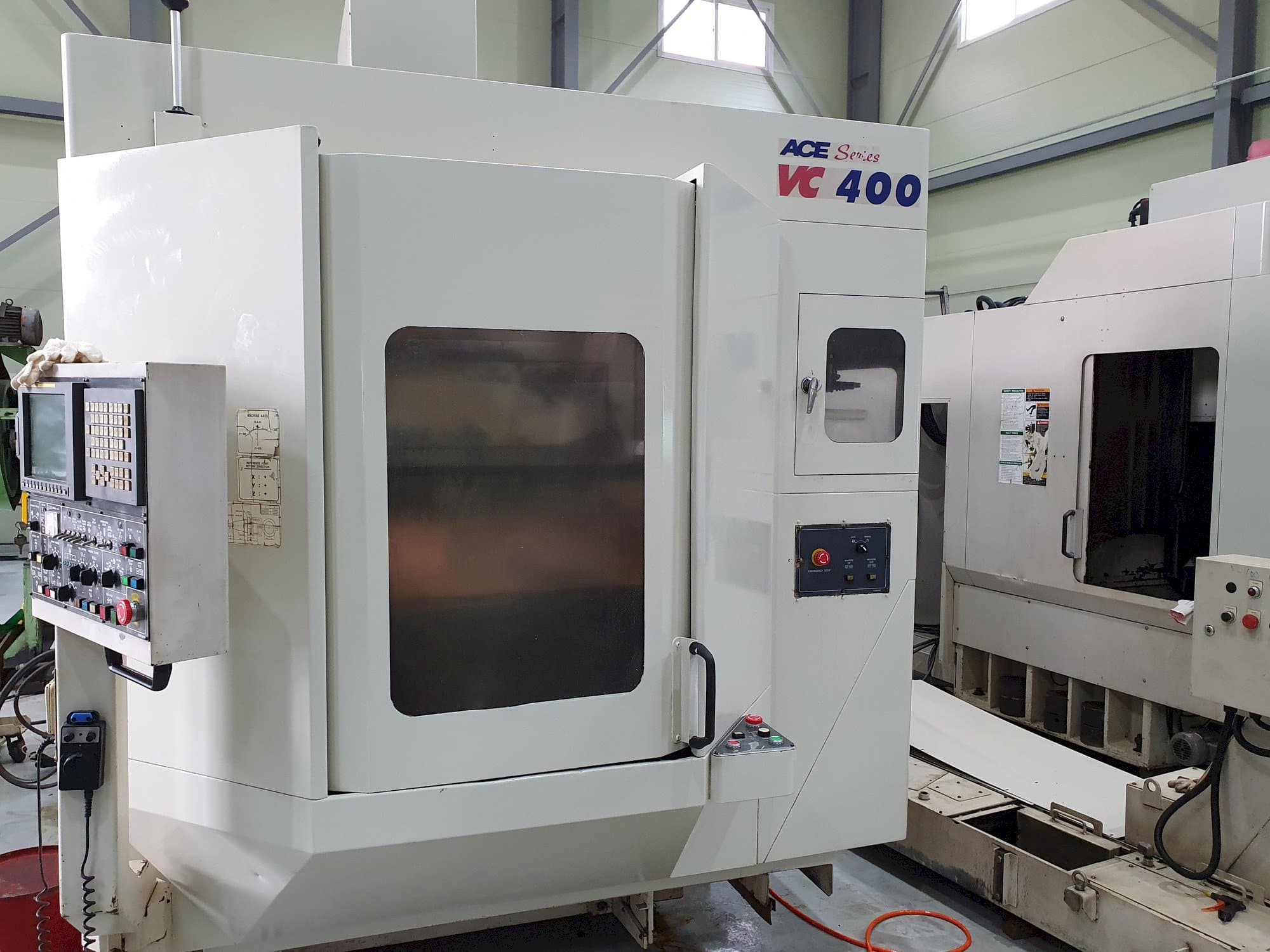 Front view of DAEWOO Doosan Ace VC400  machine