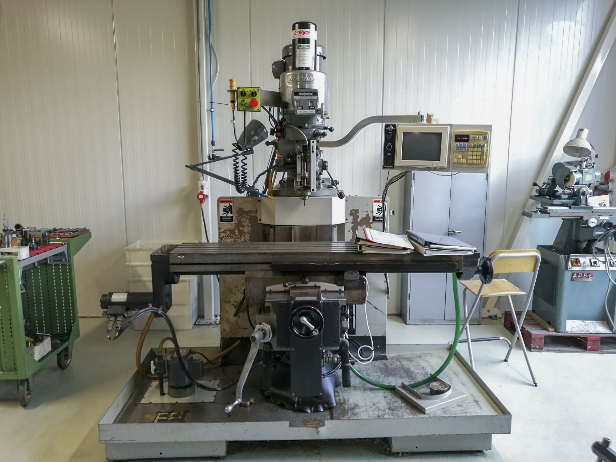 Front view of Bridgeport EZ TRAK DX II machine