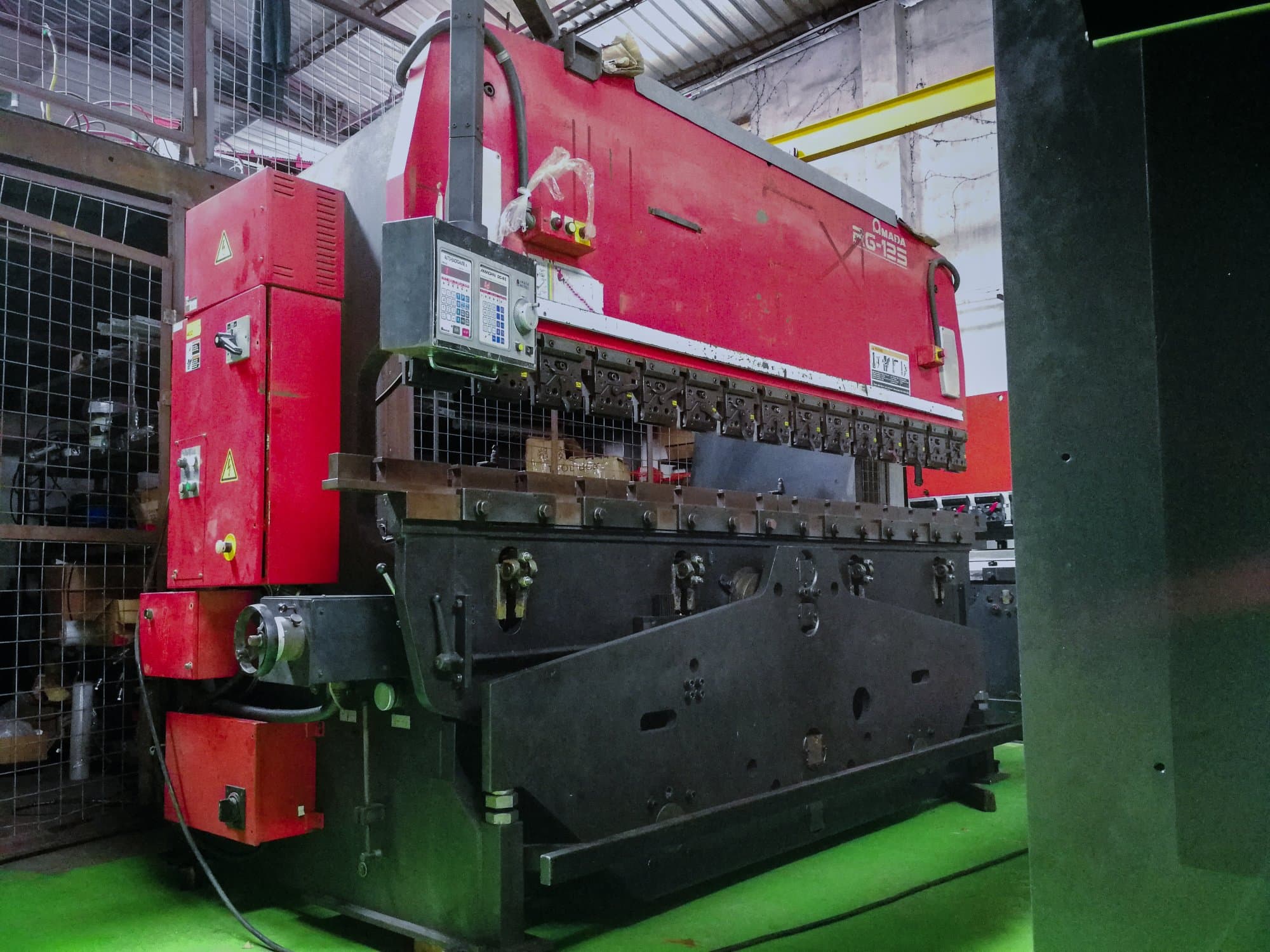 Front view of AMADA RG 125 Machine