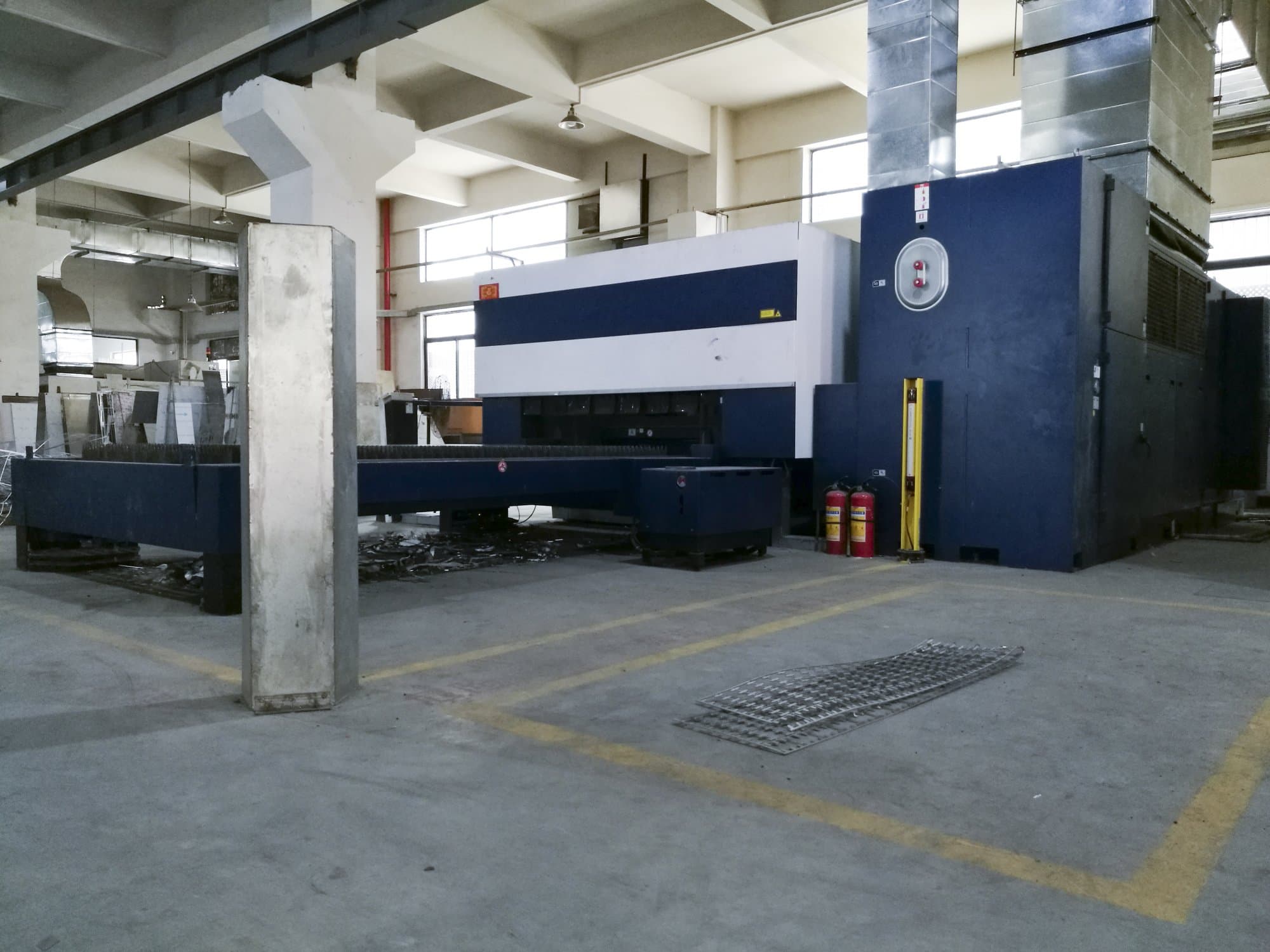 Right view of Trumpf TruLaser 3030 machine