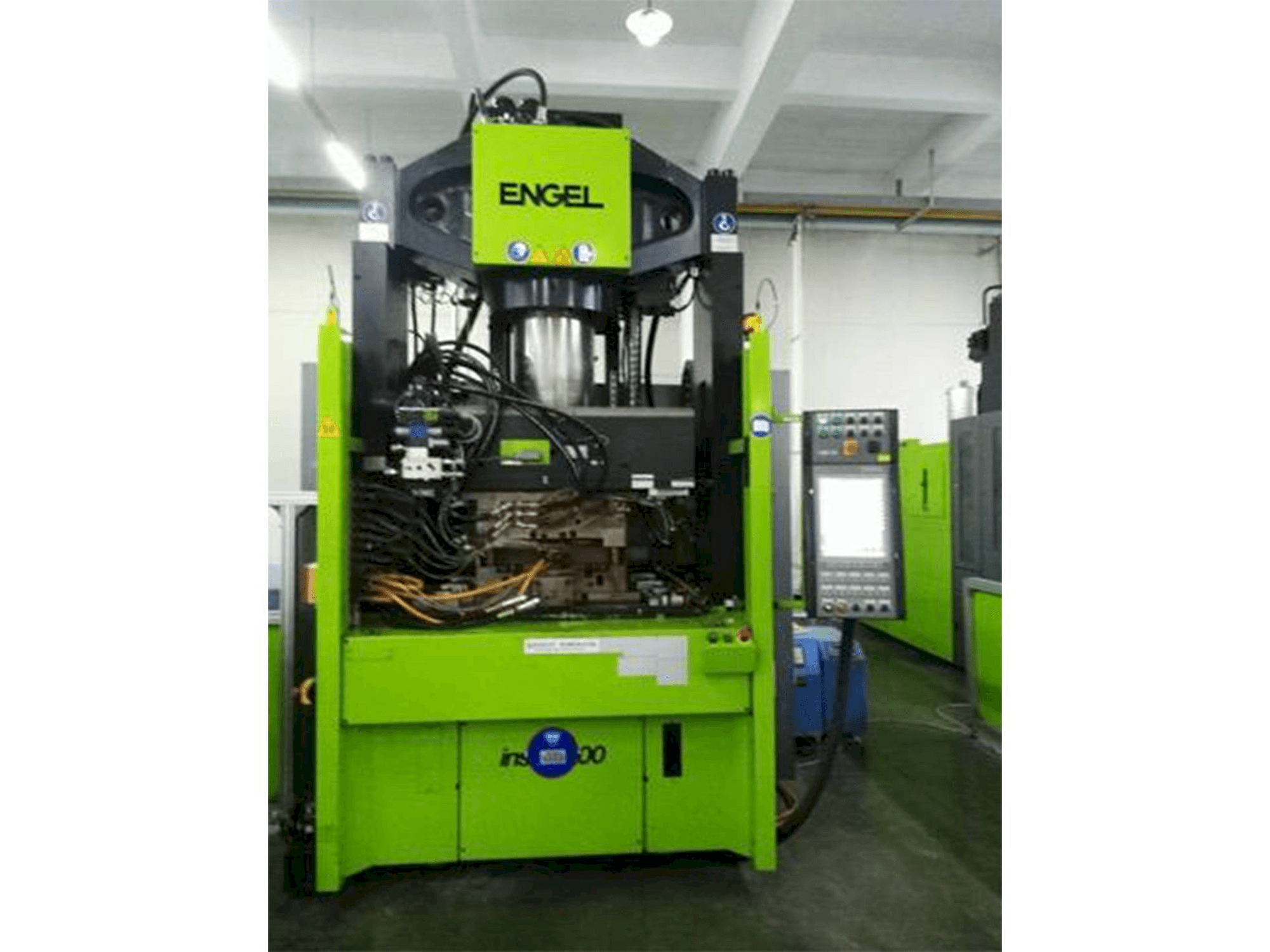 Front view of ENGEL insert 2550H/200 with MuCell machine