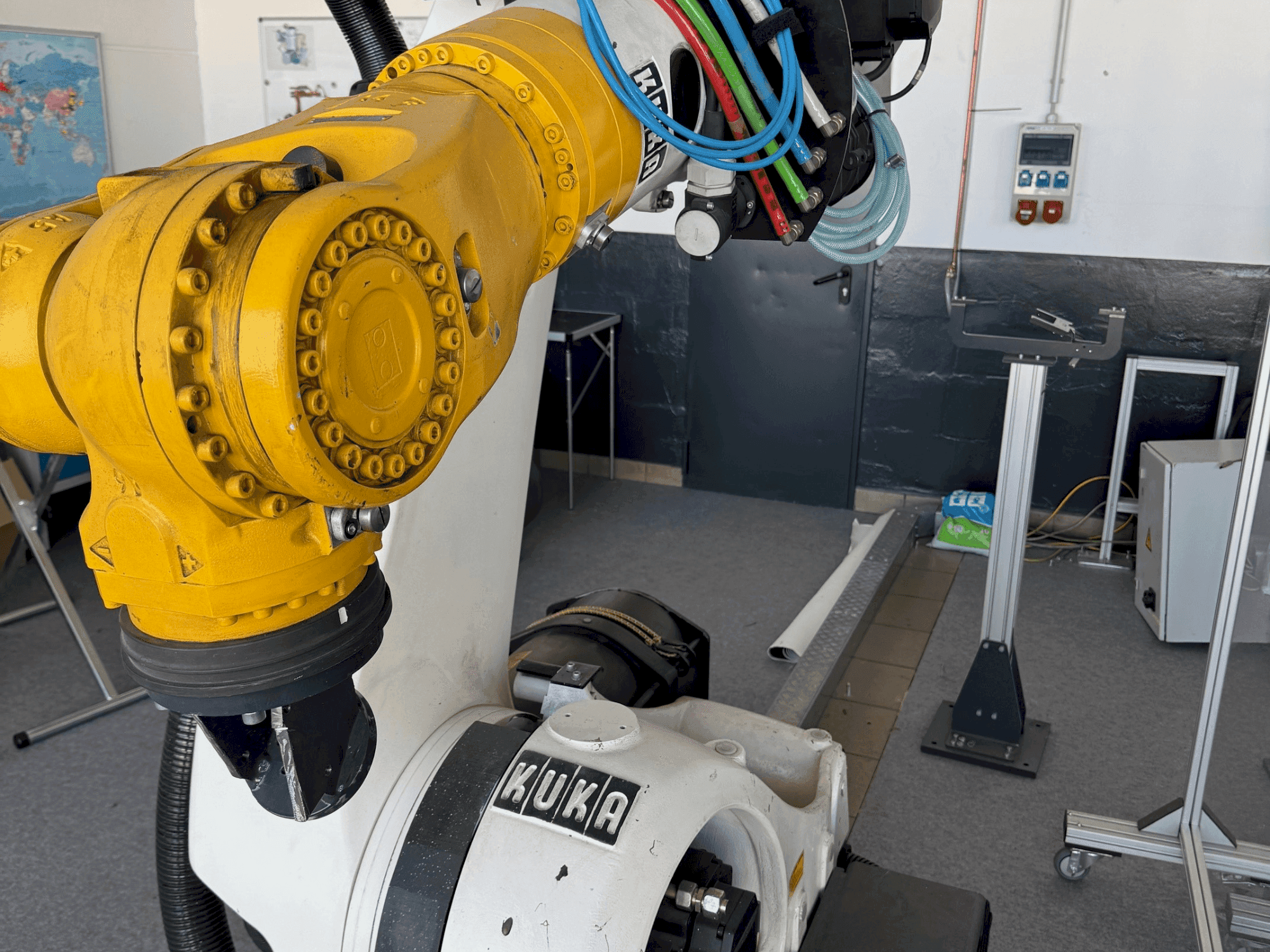 Front view of KUKA KR210 2000-2 machine