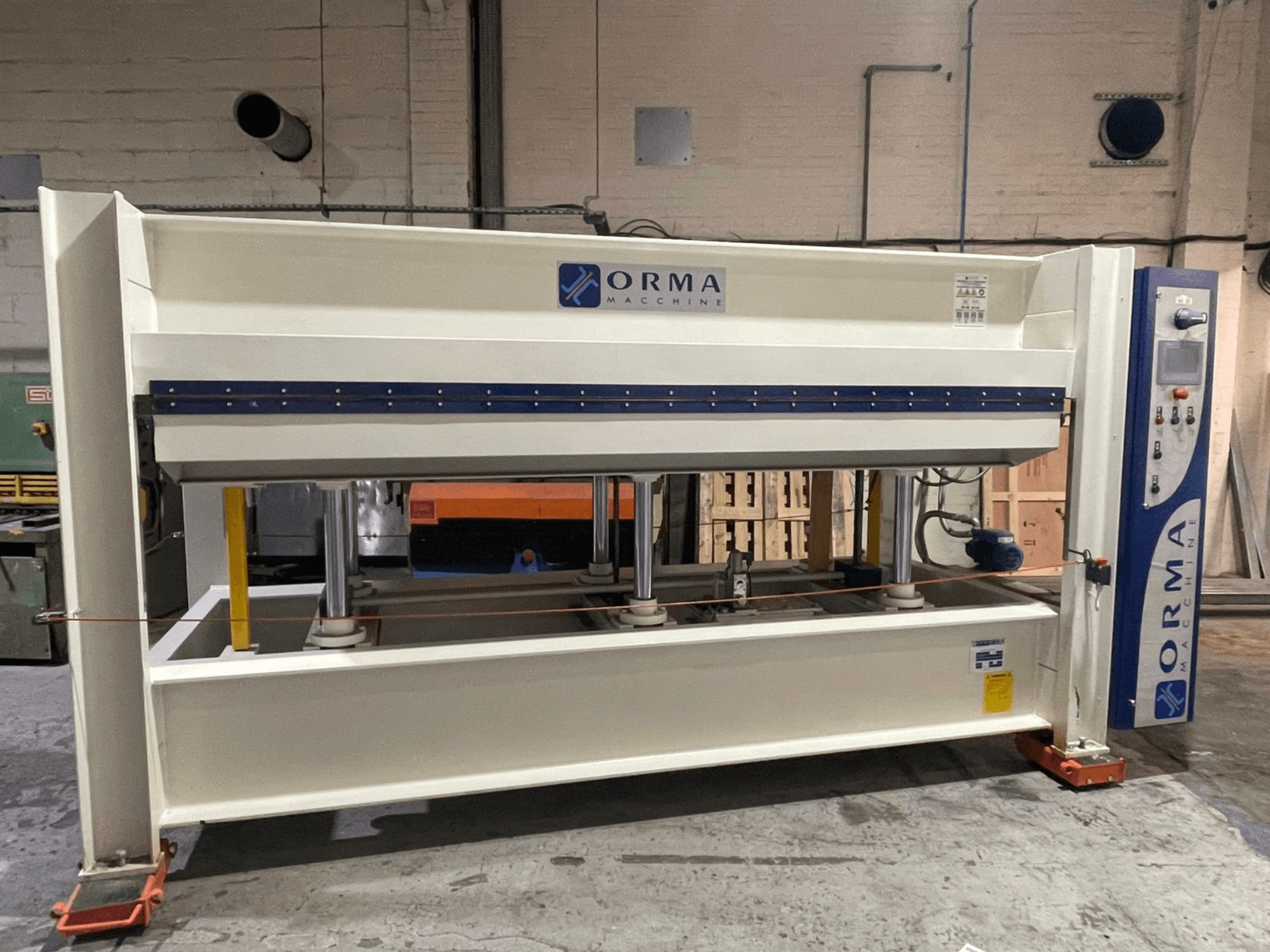 Orma Macchine hydraulic press in a front view, featuring four vertical supports and control panel on the right side.