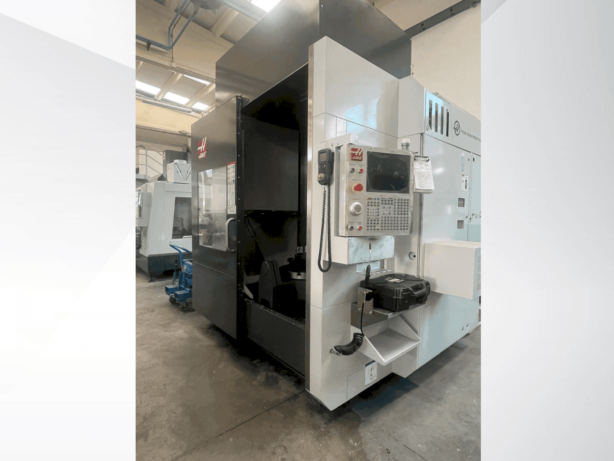 Front view of HAAS UMC750SS machine