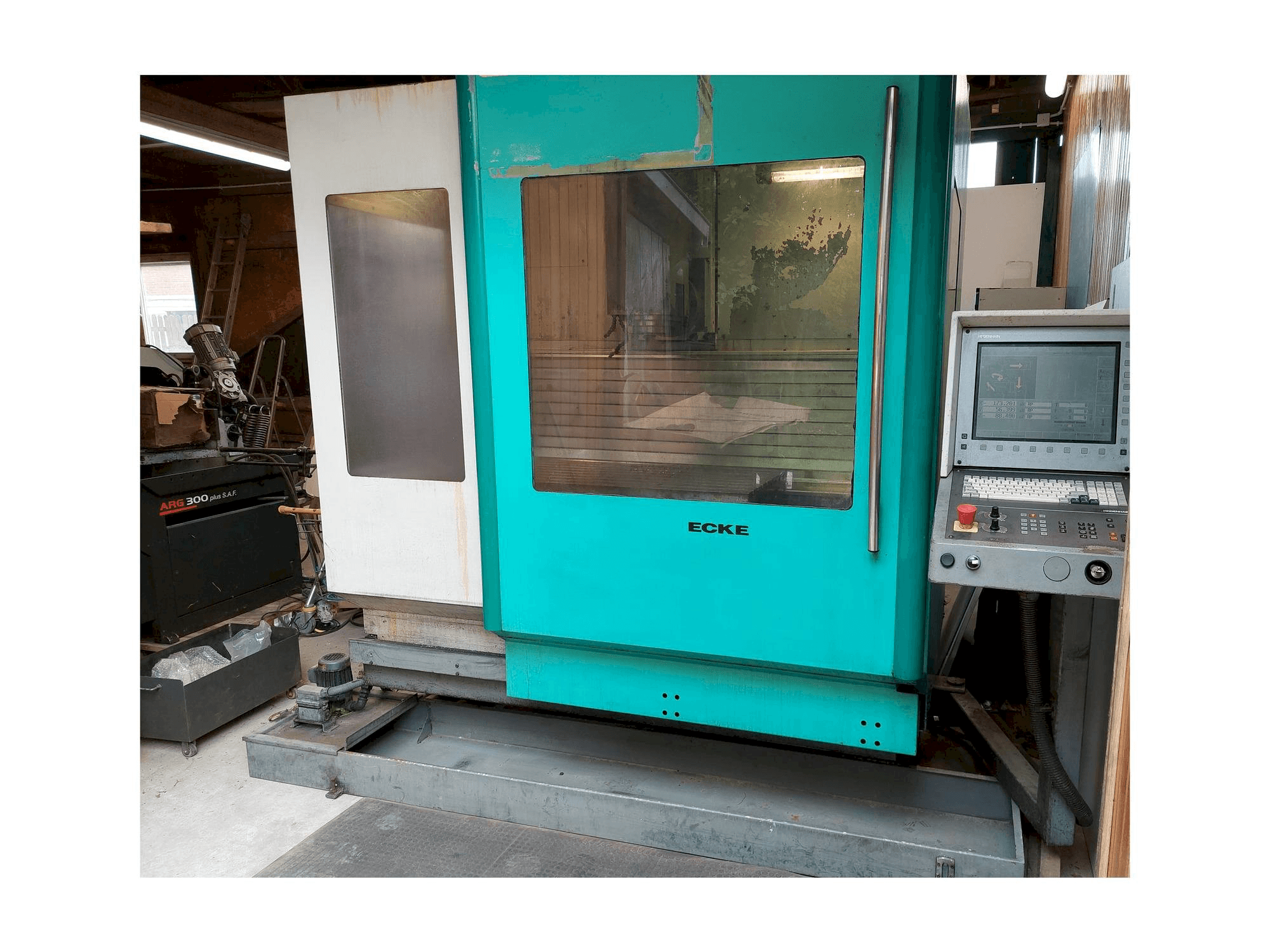 Front view of DECKEL MAHO DMU 60 E machine